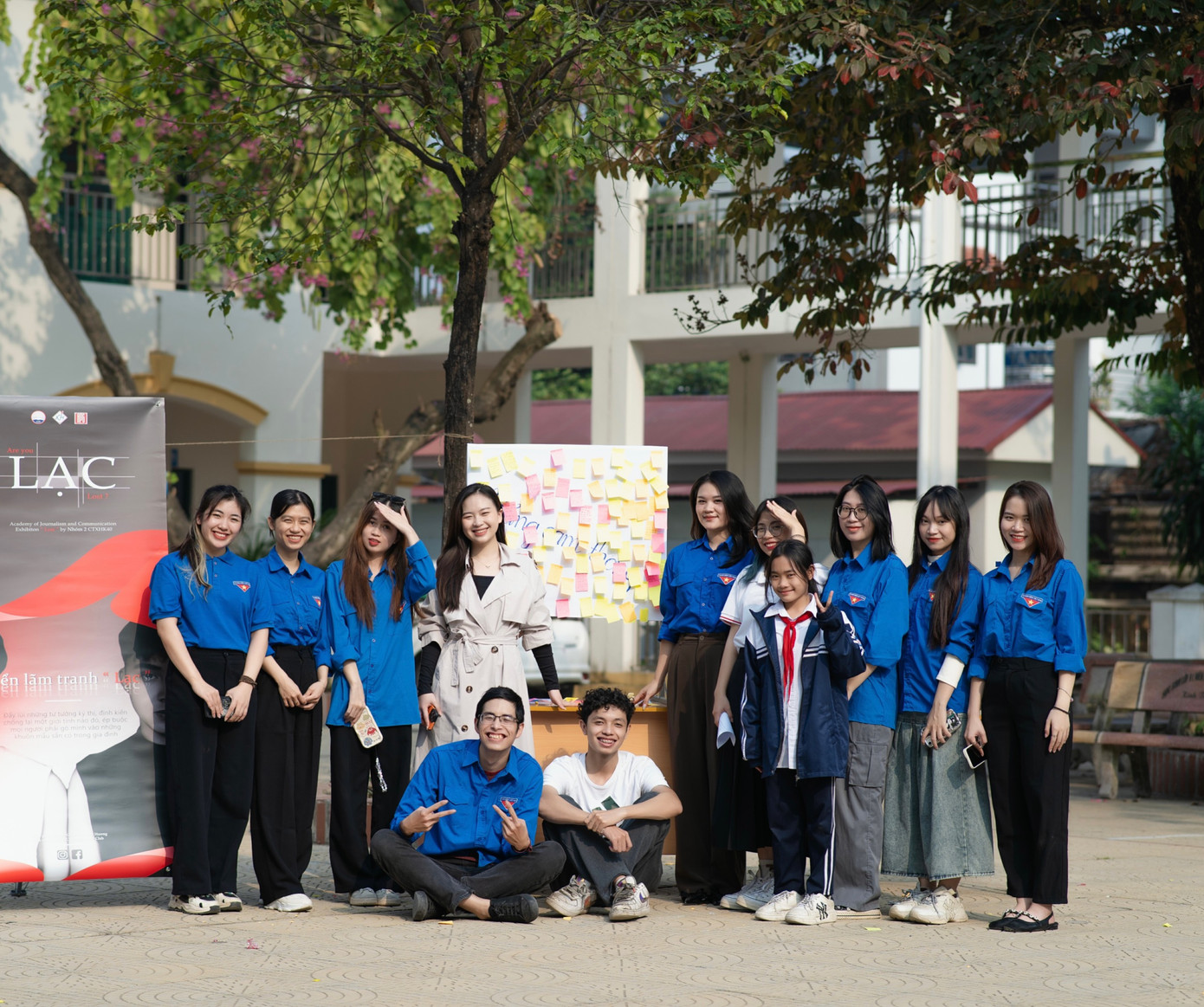 Ban tổ chức buổi triển lãm “Lạc”.