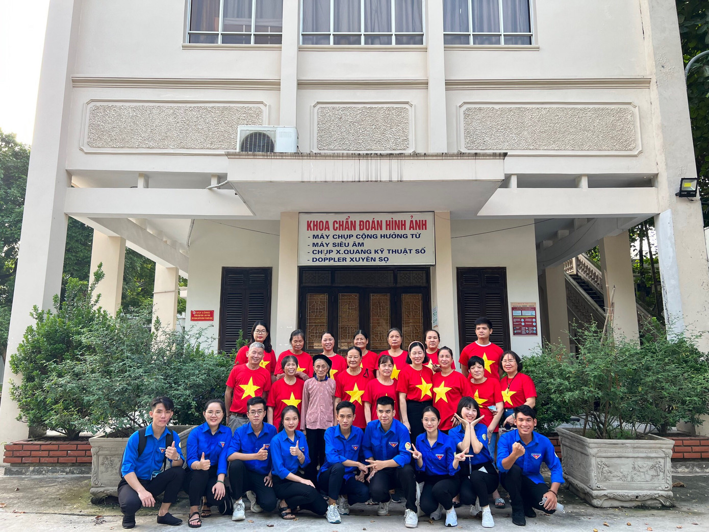 Câu lạc bộ Tình nguyện Học viện Tòa án và các cô chú trong Đoàn Thiện nguyện Linh Quy. Câu lạc bộ Tình nguyện Học viện Tòa án và các cô chú trong Đoàn Thiện nguyện Linh Quy.