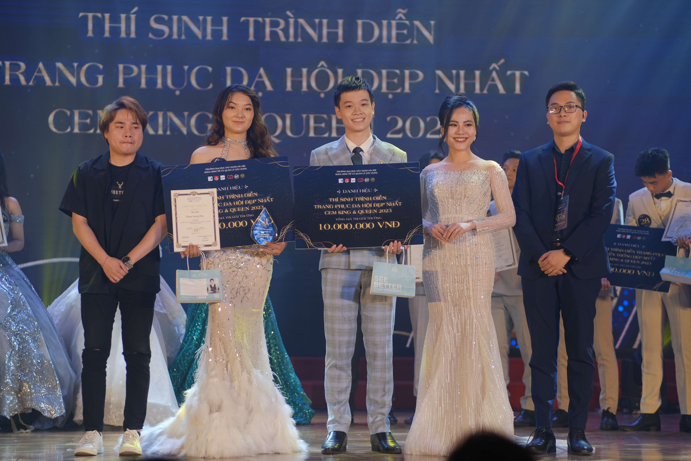 Giải thí sinh trình diễn trang phục dạ hội đẹp nhất thuộc về Bùi Minh Tuấn và Nguyễn Khánh Huyền.