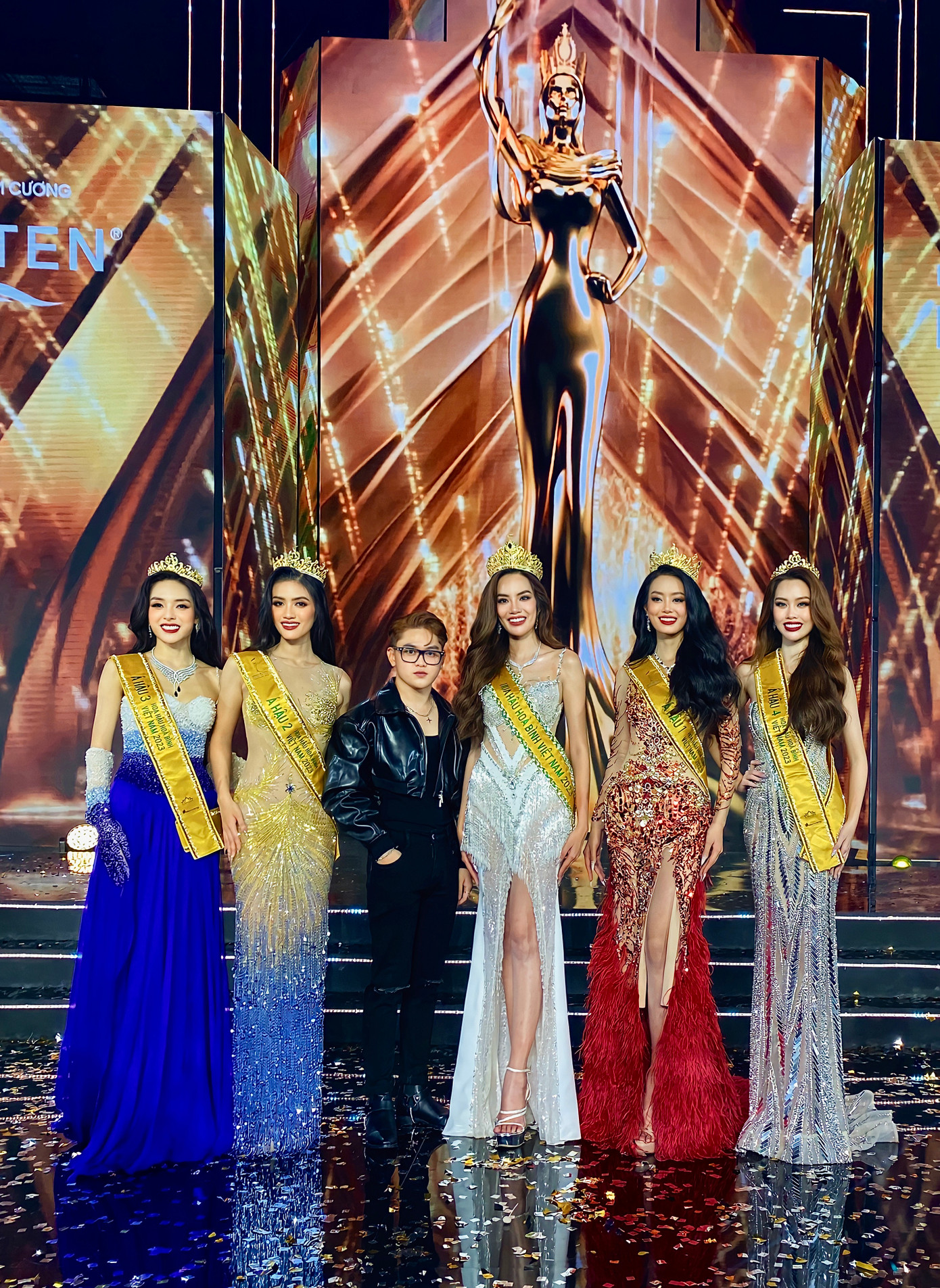 Hoàng Khang xuất hiện cùng Top 5 Miss Grand Vietnam 2023.