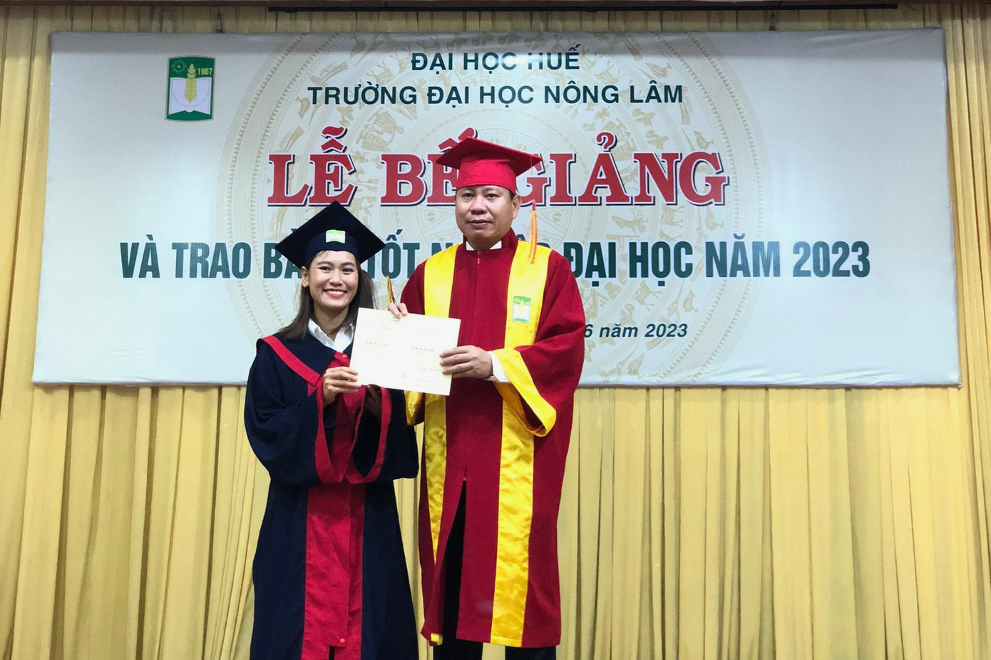 PGS. TS. Trần Thanh Đức - Hiệu trưởng Trường Đại học Nông Lâm, Đại học Huế trao bằng đại học cho nữ thủ khoa trong lễ tốt nghiệp hồi tháng 6/2023.