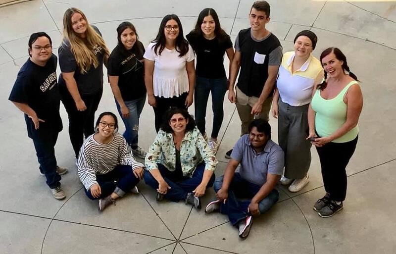 Song Thanh cùng cô giáo và các bạn trong lab ở trường CSUSM. Song Thanh cùng cô giáo và các bạn trong lab ở trường CSUSM.