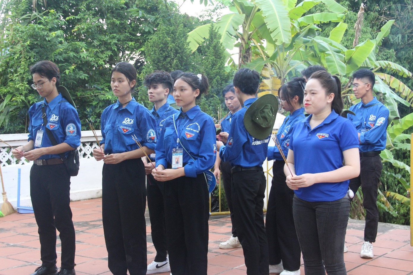 Thắp hương tưởng niệm các anh hùng liệt sĩ.