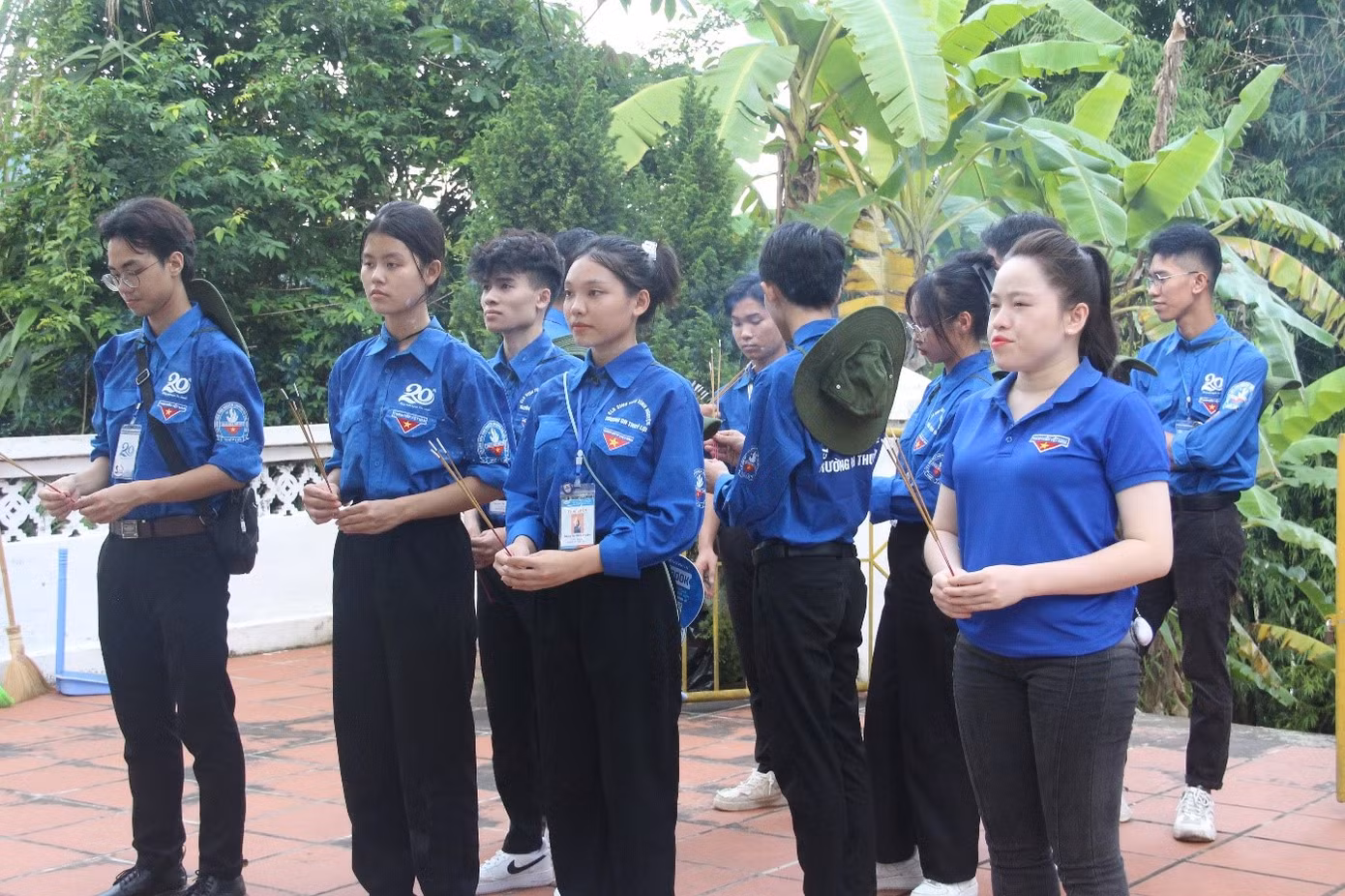 Thắp hương tưởng niệm các anh hùng liệt sĩ.
