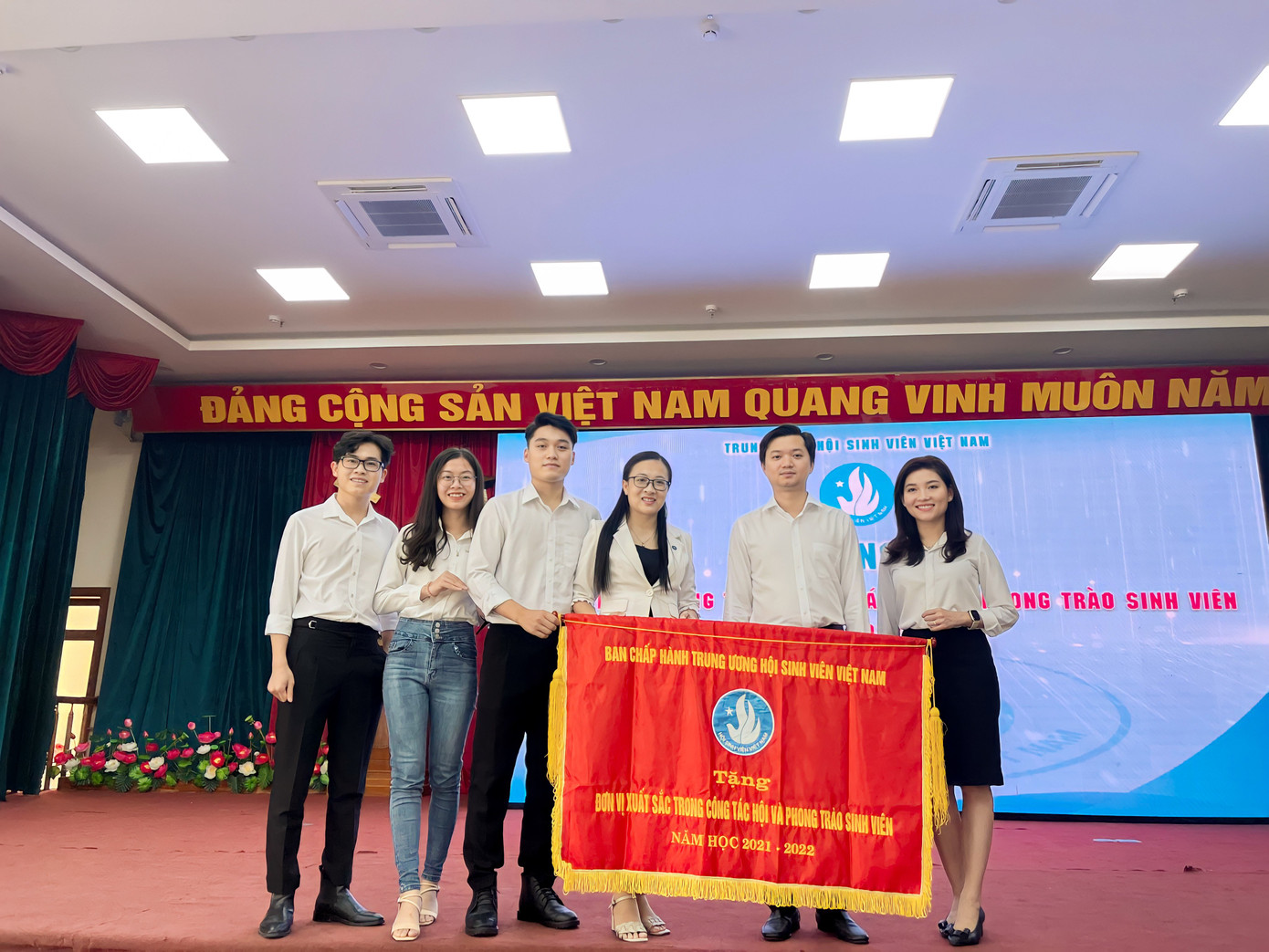 Tham gia Hội nghị tổng kết công tác Hội và phong trào sinh viên năm học 2021-2022 của Trung ương Hội Sinh viên Việt Nam. Tham gia Hội nghị tổng kết công tác Hội và phong trào sinh viên năm học 2021-2022 của Trung ương Hội Sinh viên Việt Nam.