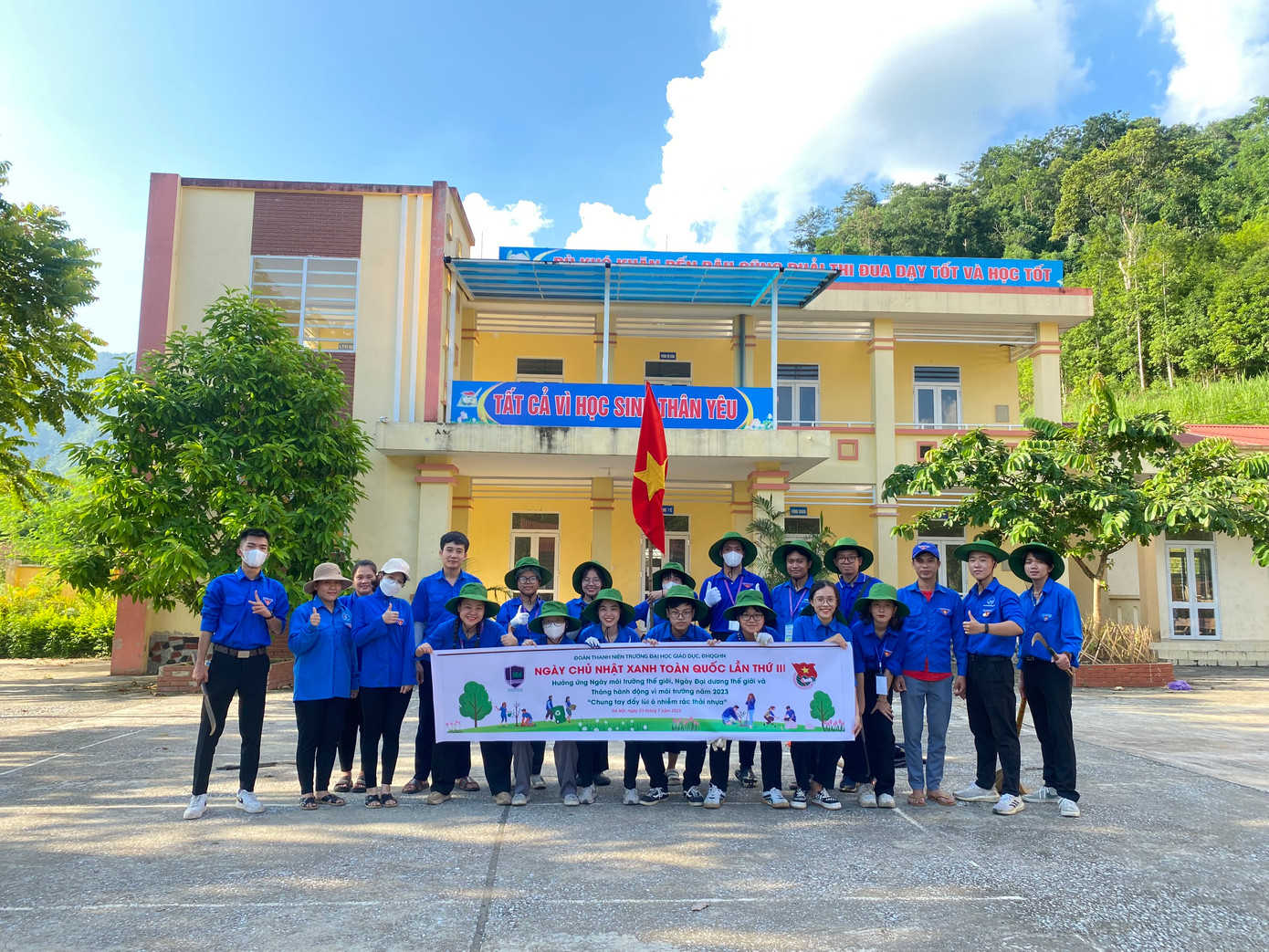 Đội tình nguyện viên trường Đại học Giáo dục, Đại học Quốc gia Hà Nội. Đội tình nguyện viên trường Đại học Giáo dục, Đại học Quốc gia Hà Nội.