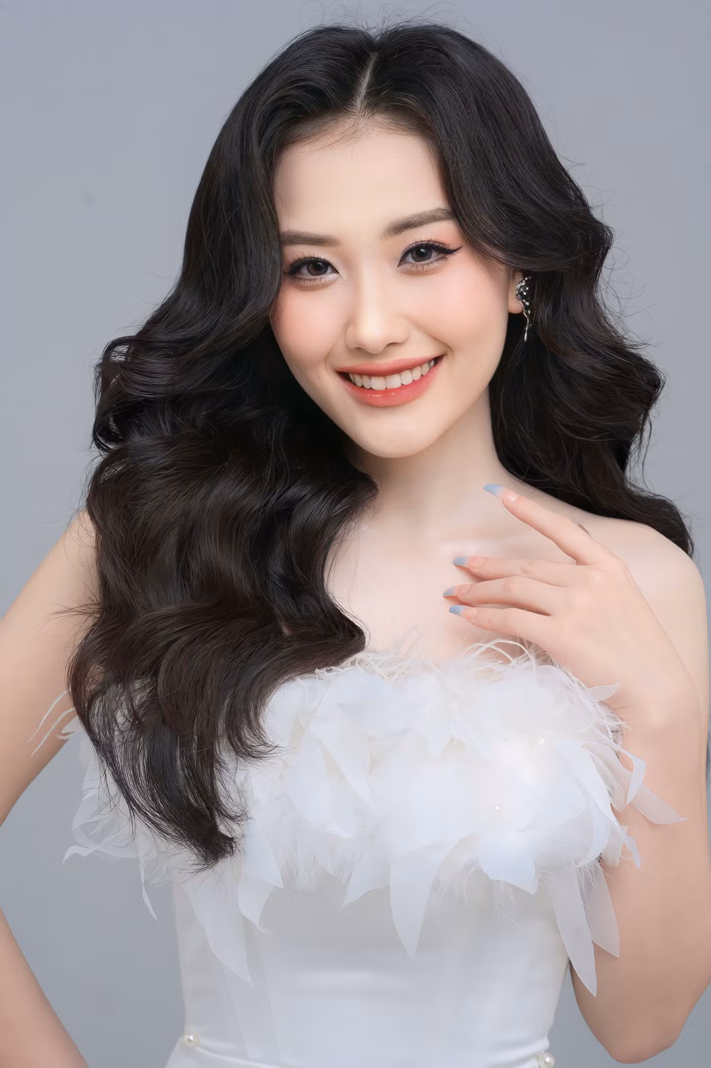 Đinh Thuỳ Dung đang là MC - PTV Bản tin tiếng Trung tại Đài Phát Thanh &amp; Truyền hình Hà Nội.