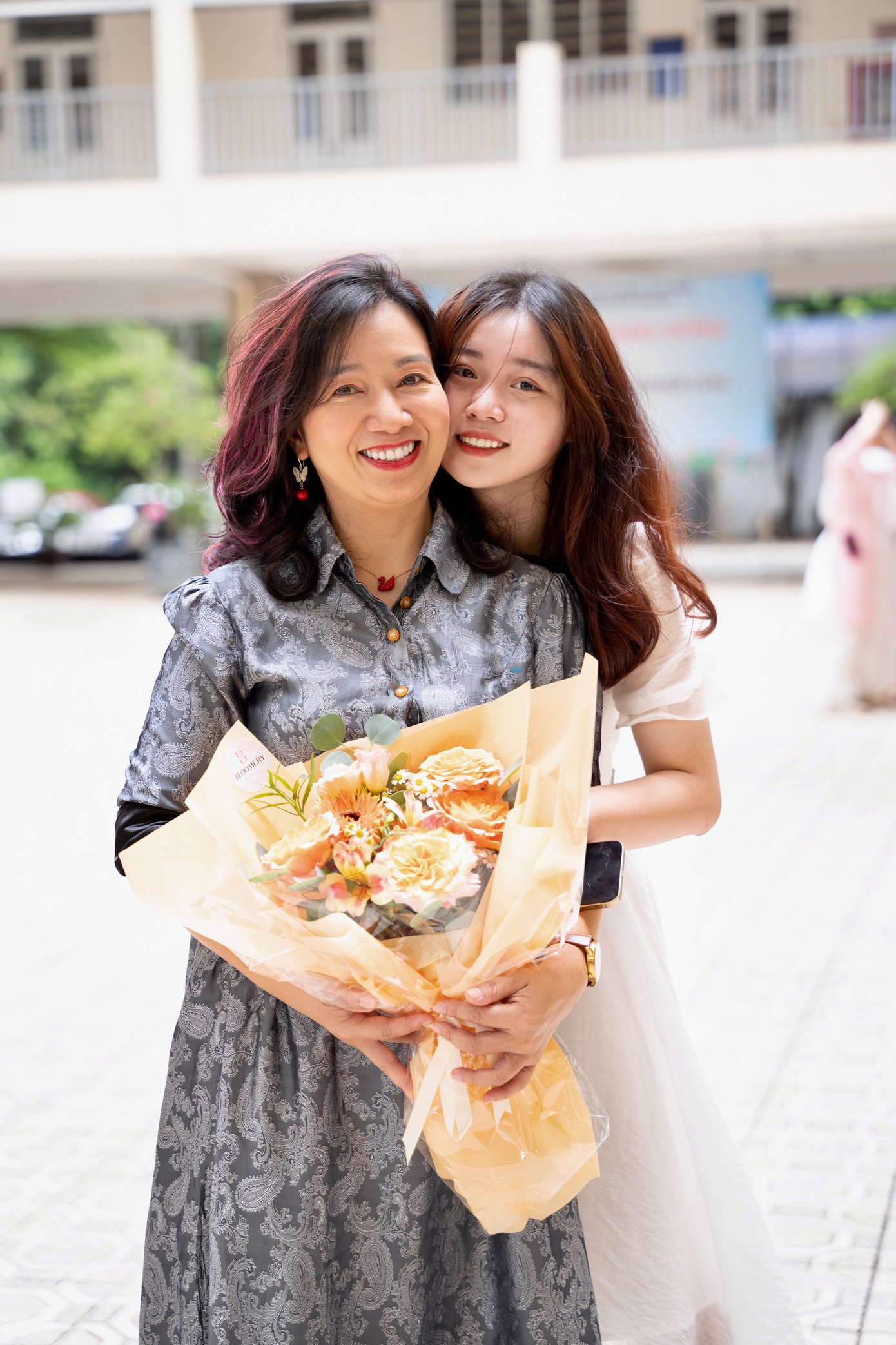 Phương Anh chụp ảnh với TS. Lưu Thị Kim Nhung - Giám đốc trung tâm Phát triển giáo dục và Công nghệ số EDC, Nguyên Trưởng khoa Tiếng Anh - Trường Đại học Sư phạm Hà Nội. TS. Lưu Thị Kim Nhung là người truyền cho Phương Anh rất nhiều cảm hứng và nhiệt huyết của tuổi trẻ, và học được từ cô không chỉ là những kiến thức chuyên môn mà còn có cả những kinh nghiệm sống quý báu. Phương Anh chụp ảnh với TS. Lưu Thị Kim Nhung - Giám đốc trung tâm Phát triển giáo dục và Công nghệ số EDC, Nguyên Trưởng khoa Tiếng Anh - Trường Đại học Sư phạm Hà Nội. TS. Lưu Thị Kim Nhung là người truyền cho Phương Anh rất nhiều cảm hứng và nhiệt huyết của tuổi trẻ, và học được từ cô không chỉ là những kiến thức chuyên môn mà còn có cả những kinh nghiệm sống quý báu.