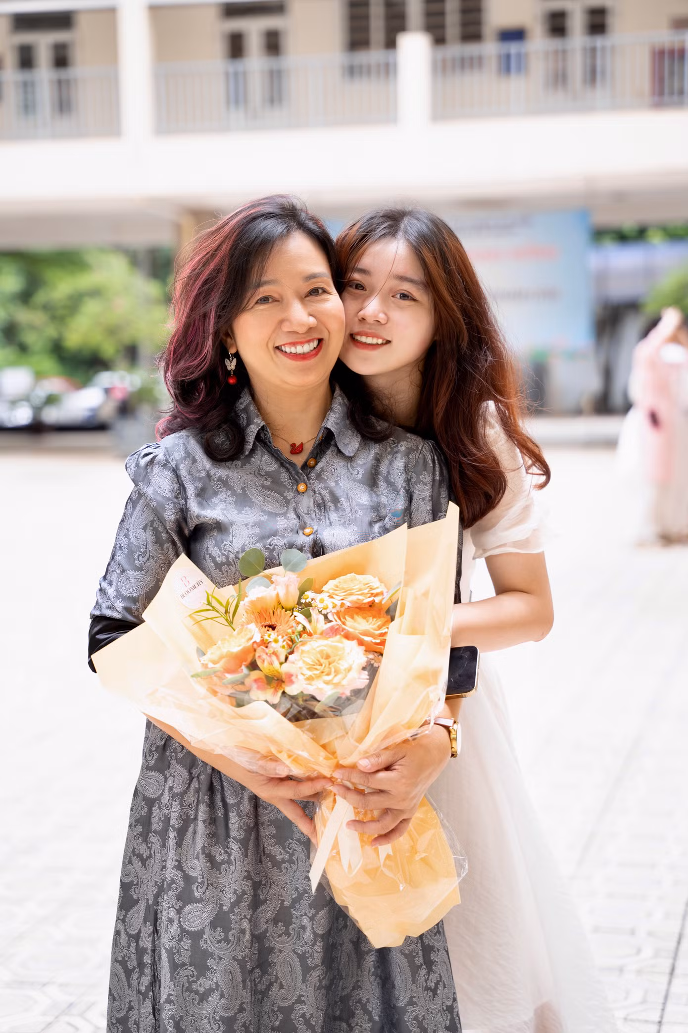 Phương Anh chụp ảnh với TS. Lưu Thị Kim Nhung - Giám đốc trung tâm Phát triển giáo dục và Công nghệ số EDC, Nguyên Trưởng khoa Tiếng Anh - Trường Đại học Sư phạm Hà Nội. TS. Lưu Thị Kim Nhung là người truyền cho Phương Anh rất nhiều cảm hứng và nhiệt huyết của tuổi trẻ, và học được từ cô không chỉ là những kiến thức chuyên môn mà còn có cả những kinh nghiệm sống quý báu.