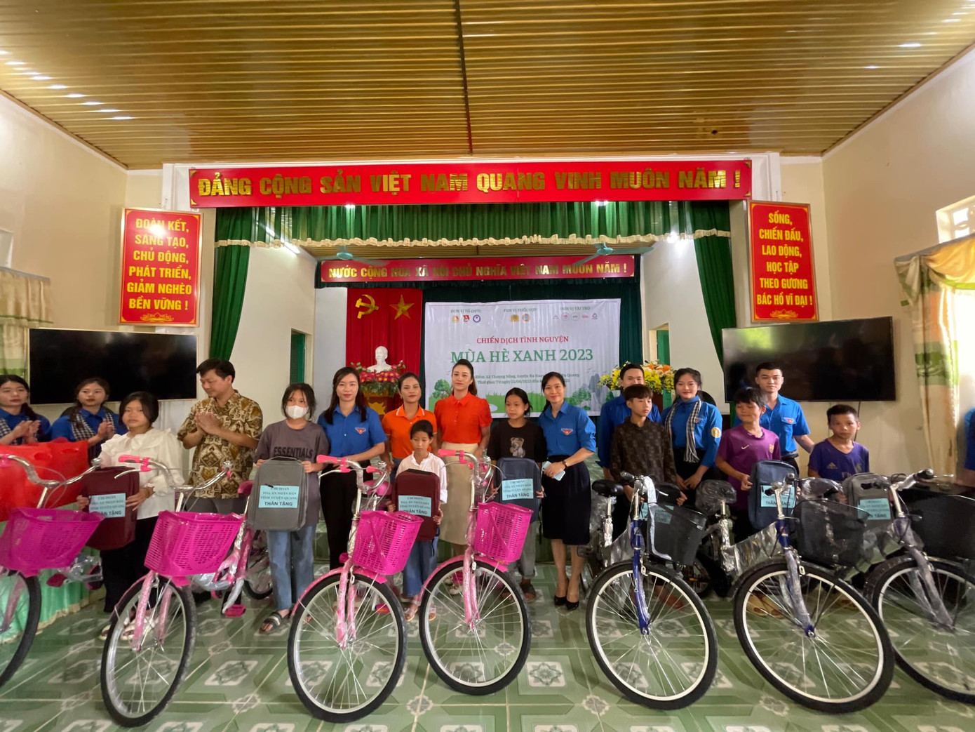 Tặng xe đạp cho các em học sinh nghèo có hoàn cảnh khó khăn.