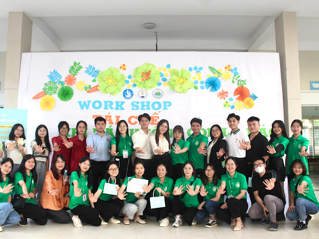 Thu Trang đã gặp gỡ và kết nối được với nhiều người bạn mới thông qua các hoạt động, phong trào sinh viên. Thu Trang đã gặp gỡ và kết nối được với nhiều người bạn mới thông qua các hoạt động, phong trào sinh viên.