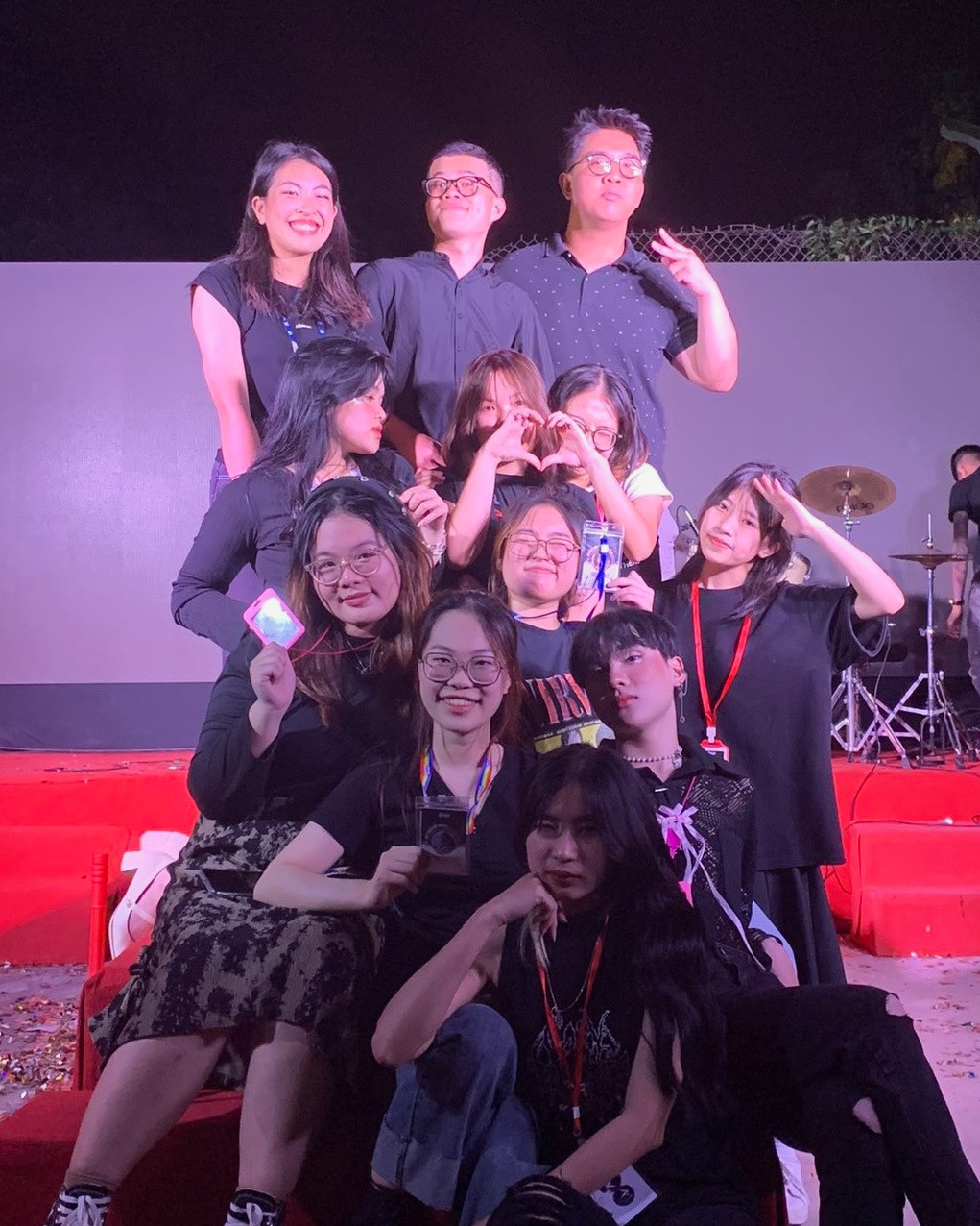 Nhóm sinh viên đứng sau thành công của “Glam &amp; Grit”.