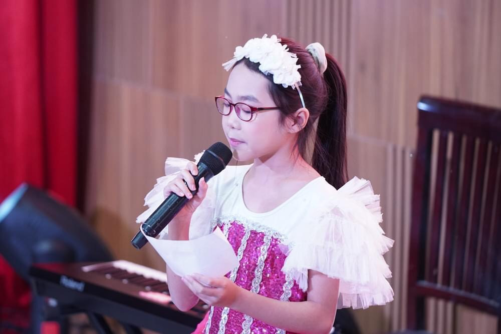 Em Hoàng Lan Chi, học sinh lớp 5A9 Trường Tiểu học Dịch Vọng B đọc thư chia sẻ với các bạn bệnh nhi ung thư.