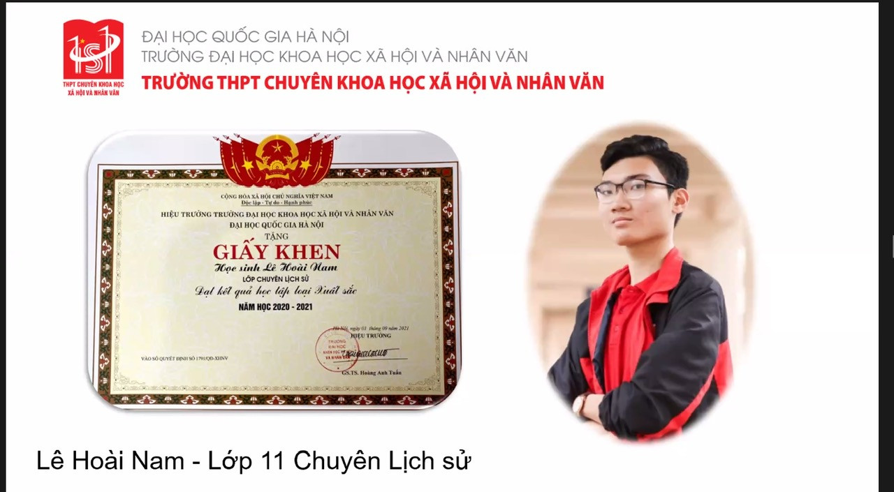 Nam nhận giấy khen cho học sinh có thành tích học tập xuất sắc. Nam nhận giấy khen cho học sinh có thành tích học tập xuất sắc.