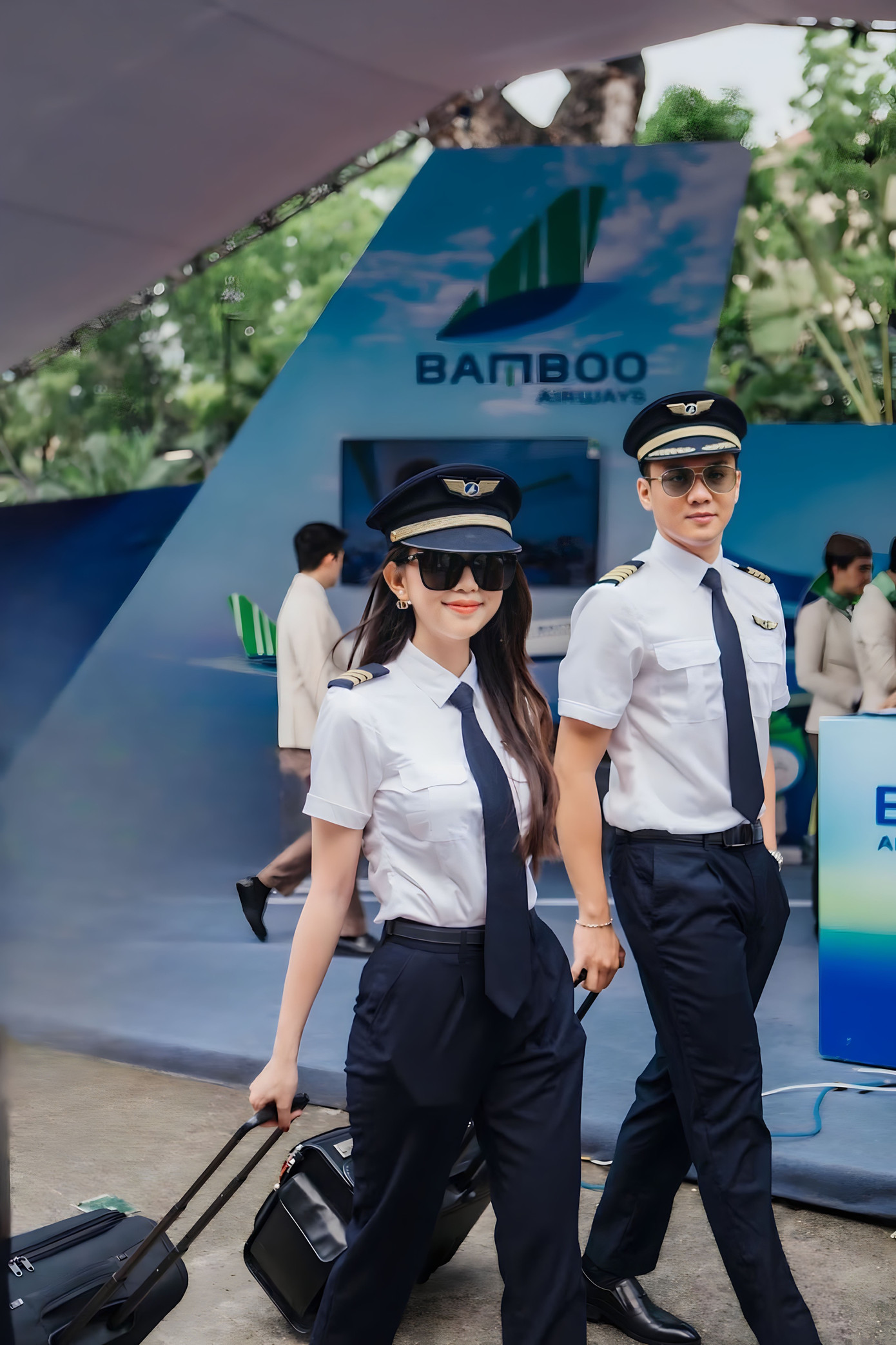 Trang Nhung cùng các đồng nghiệp.