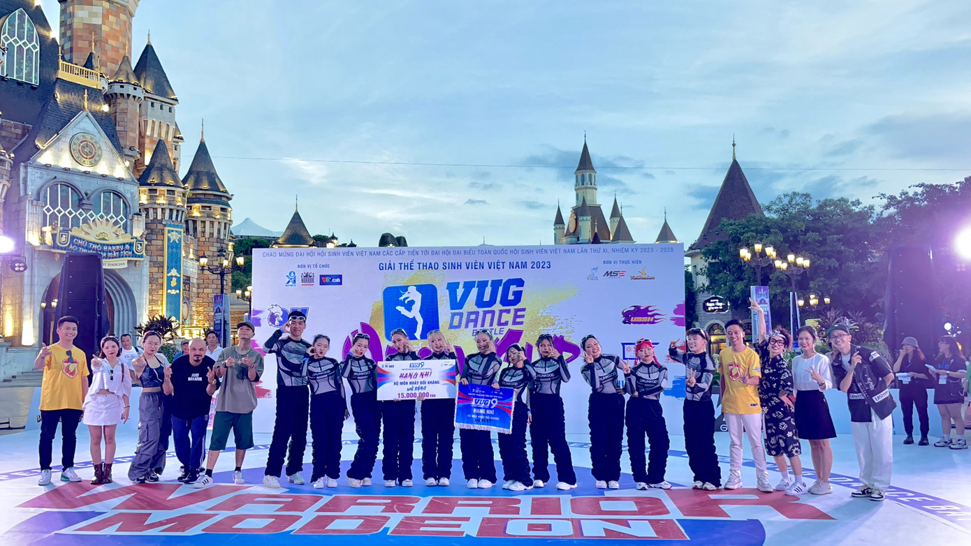 Hoàng chụp cùng Đội Văn nghệ Học viện Ngân hàng đạt giải Nhì cuộc thi Nhảy đối kháng mở rộng - VUG Dance Battle Open Cup 2023.