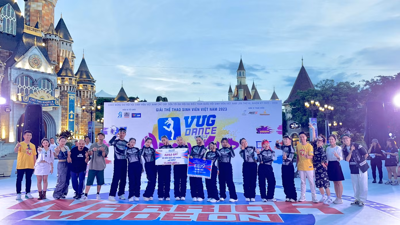 Hoàng chụp cùng Đội Văn nghệ Học viện Ngân hàng đạt giải Nhì cuộc thi Nhảy đối kháng mở rộng - VUG Dance Battle Open Cup 2023. Hoàng chụp cùng Đội Văn nghệ Học viện Ngân hàng đạt giải Nhì cuộc thi Nhảy đối kháng mở rộng - VUG Dance Battle Open Cup 2023.