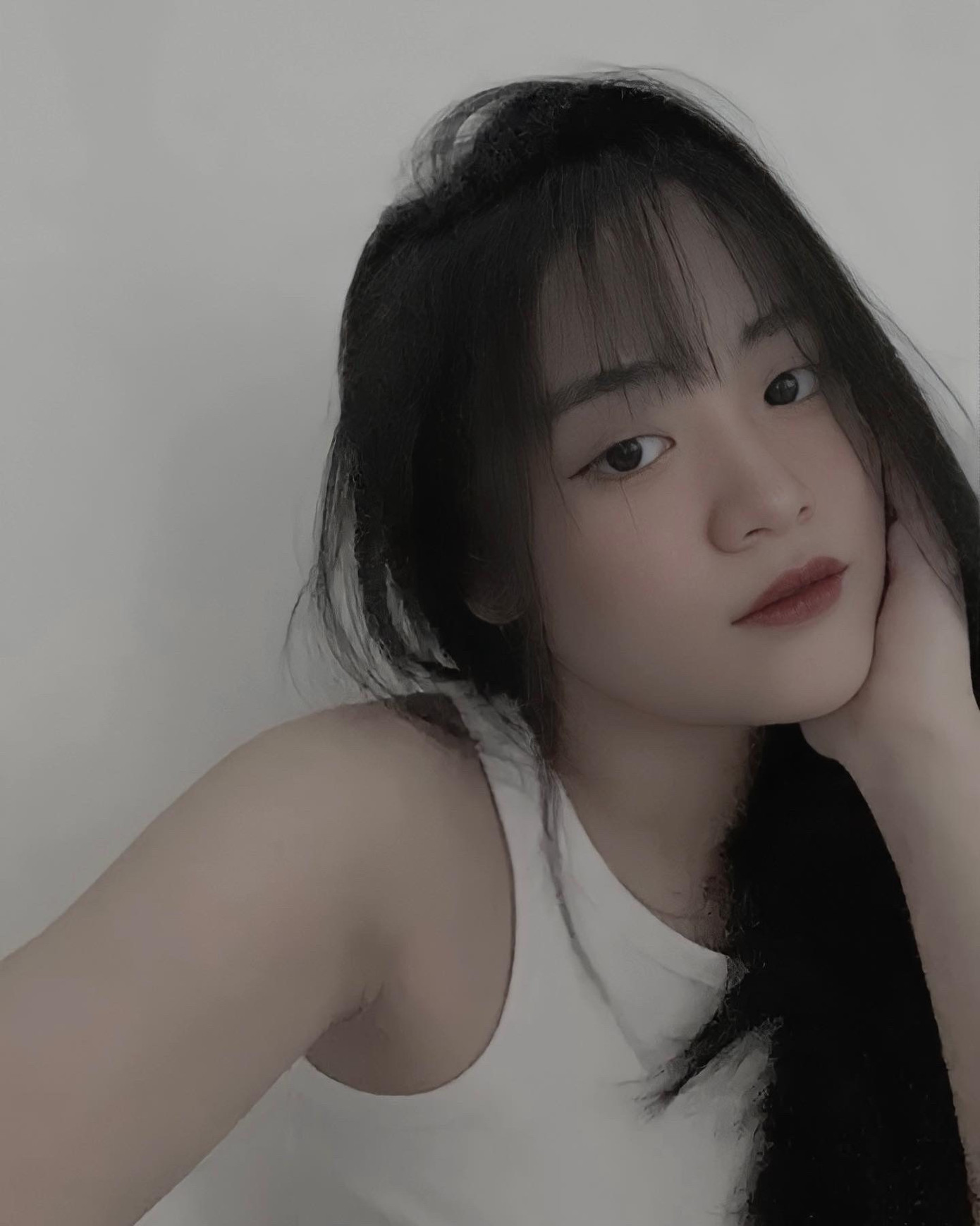 Để trau dồi cho bản thân thêm về ngoại ngữ Hạnh luôn chủ động học và làm việc với người nước ngoài qua các phần mềm học Tiếng Anh và làm thêm tại trung tâm Tiếng Anh.