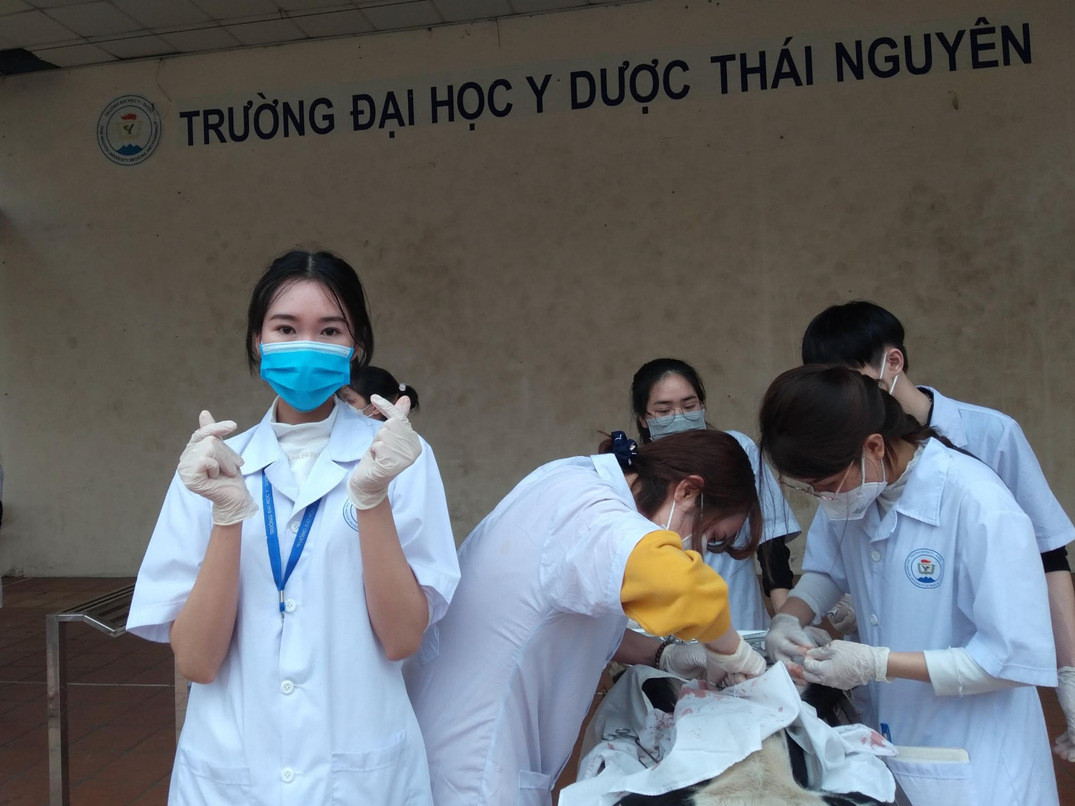 Trong tiết thực hành của sinh viên ngành Y. Trong tiết thực hành của sinh viên ngành Y.