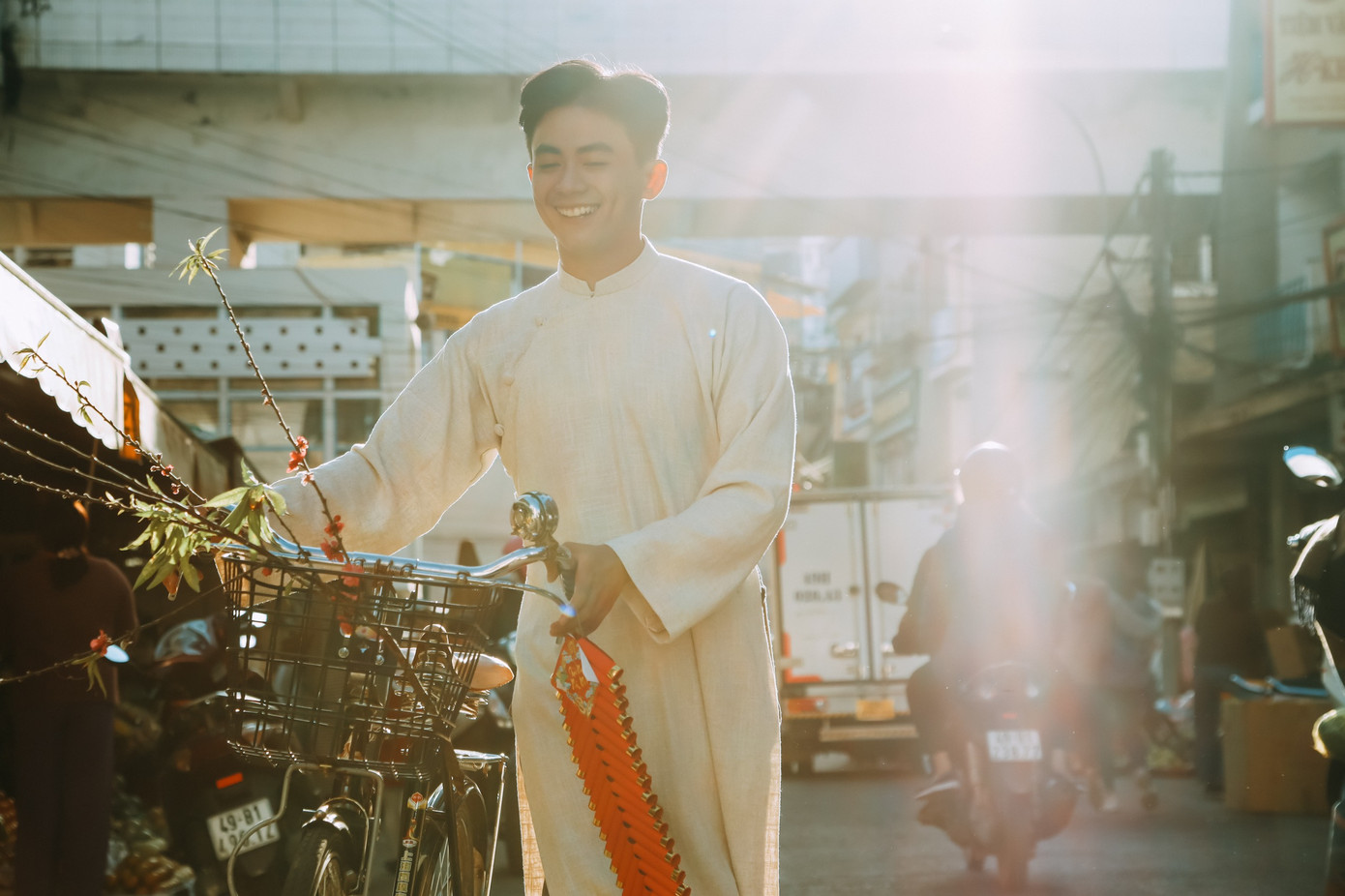 Đây là lần đầu tiên Huy thực hiện một bộ ảnh với áo dài. (Ảnh: Hiệu ảnh Tân Thời) Đây là lần đầu tiên Huy thực hiện một bộ ảnh với áo dài. (Ảnh: Hiệu ảnh Tân Thời)