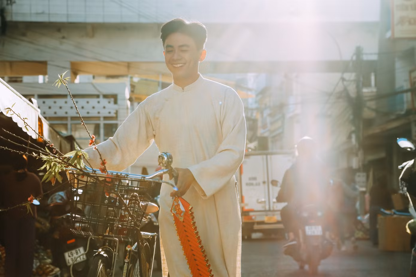 Đây là lần đầu tiên Huy thực hiện một bộ ảnh với áo dài. (Ảnh: Hiệu ảnh Tân Thời)