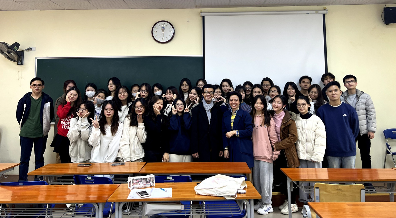 Nguyễn Vũ cùng Cố vấn học tập và tập thể lớp Tài chính công 63B. Nguyễn Vũ cùng Cố vấn học tập và tập thể lớp Tài chính công 63B.