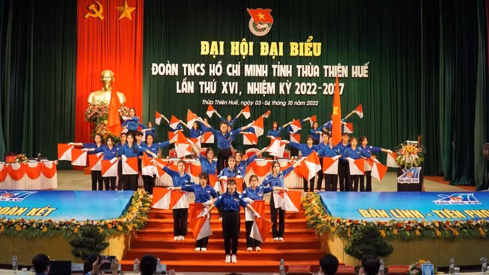 Đồng diễn tiết mục Semarphore tại Đại hội Đoàn TNCS Hồ Chí Minh tỉnh Thừa Thiên Huế nhiệm kỳ 2022-2027.