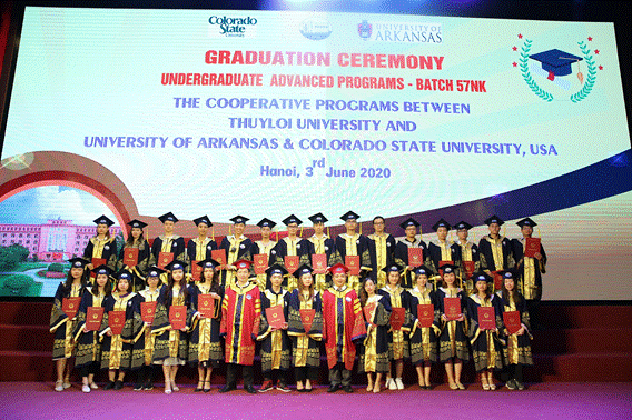 Trương Việt Hoàng và tập thể lớp tại lễ tốt nghiệp và trao bằng. Trương Việt Hoàng và tập thể lớp tại lễ tốt nghiệp và trao bằng.