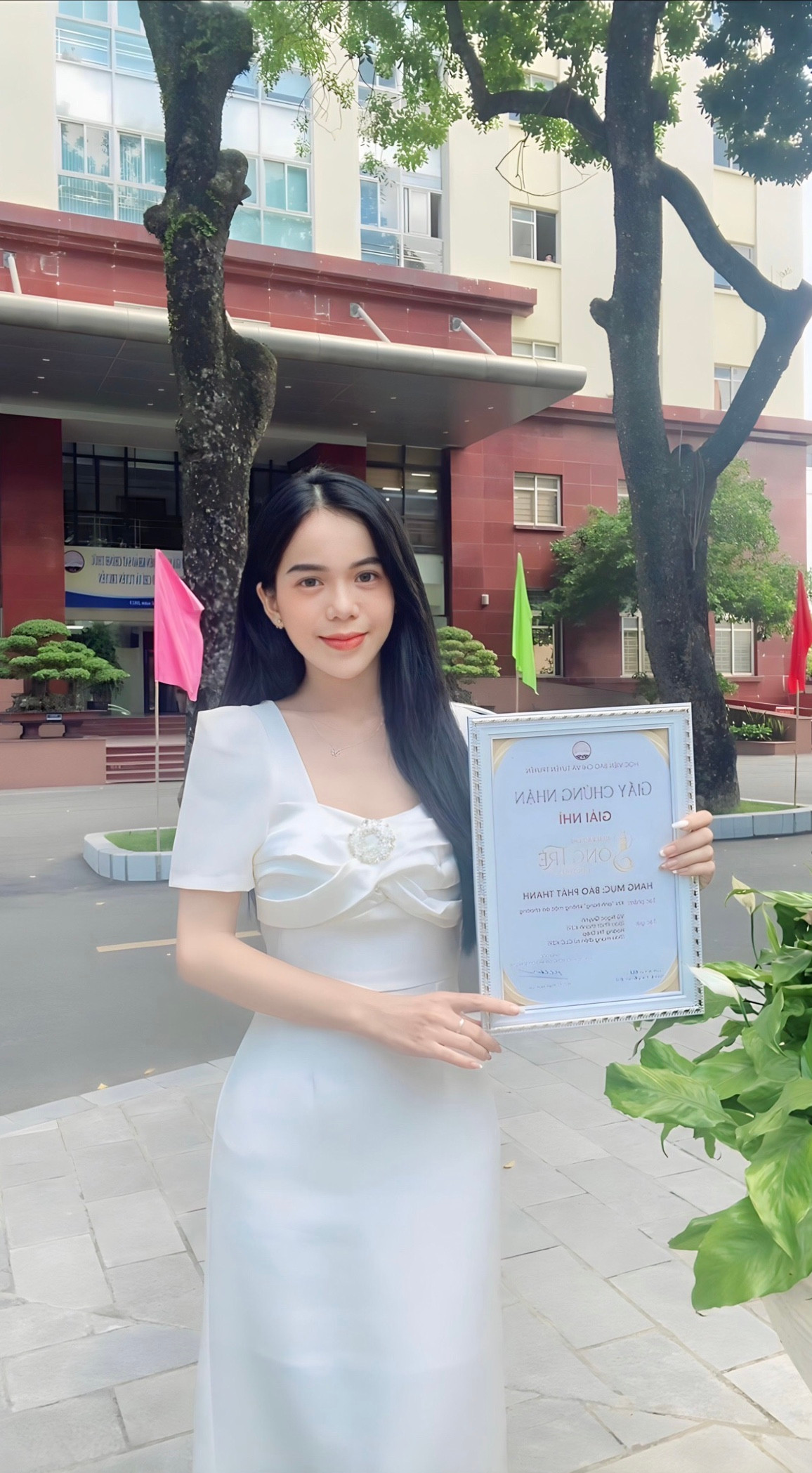 Hoàng Thị Diệp (sinh năm 2001) là tân cử nhân chuyên ngành Báo mạng điện tử CLC, đạt danh hiệu Sinh viên Giỏi toàn khóa của Học viện Báo chí và Tuyên truyền.