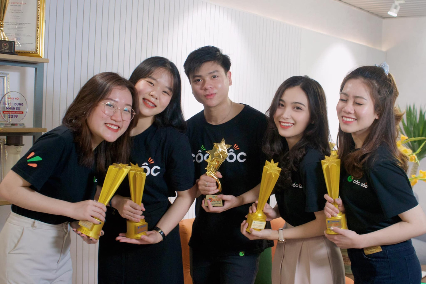 Diệu Linh là đại sứ sinh viên của Cốc Cốc. Diệu Linh là đại sứ sinh viên của Cốc Cốc.