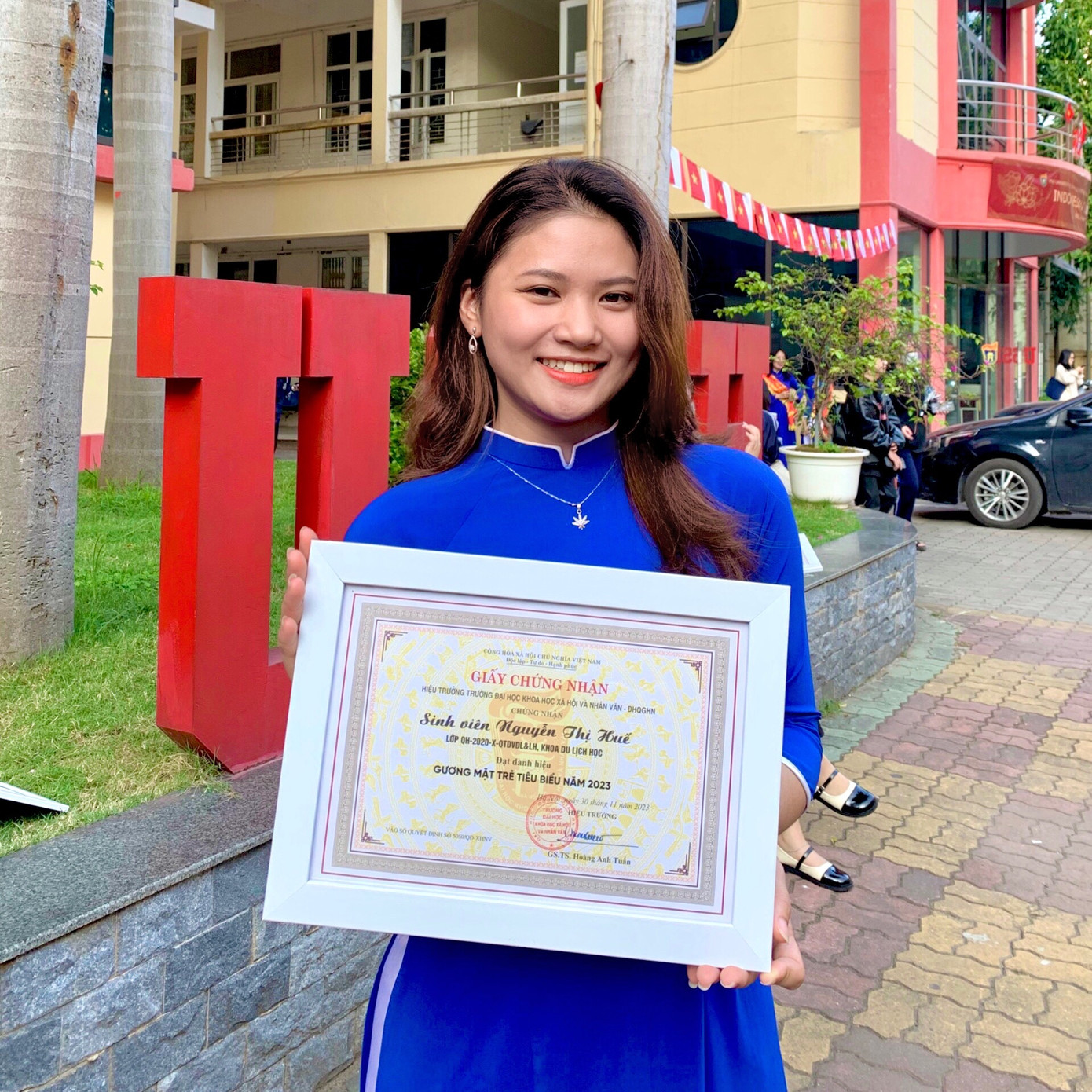 Huế nhận danh hiệu “Gương mặt trẻ tiêu biểu” cấp cơ sở năm học 2022 - 2023.