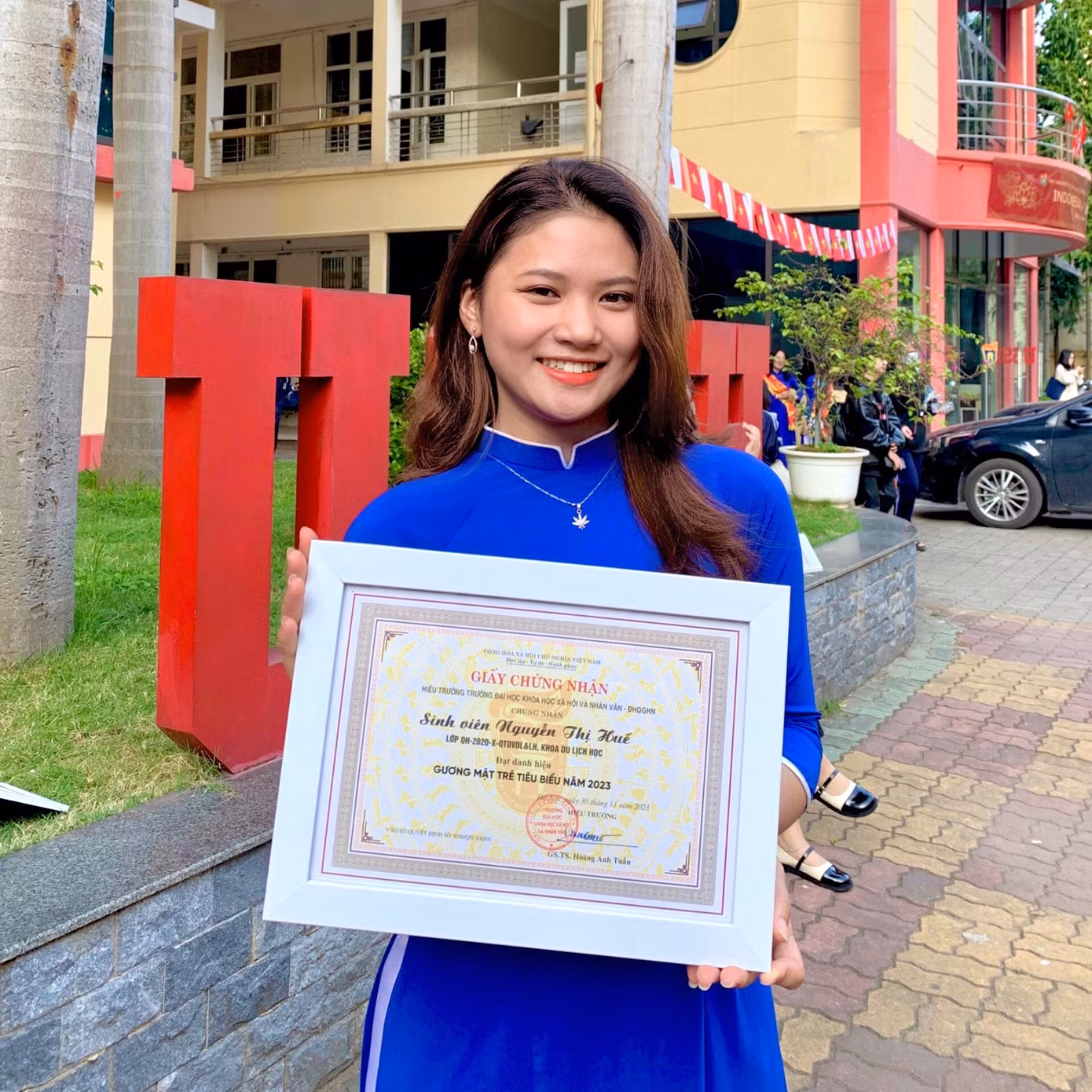Huế nhận danh hiệu “Gương mặt trẻ tiêu biểu” cấp cơ sở năm học 2022 - 2023.