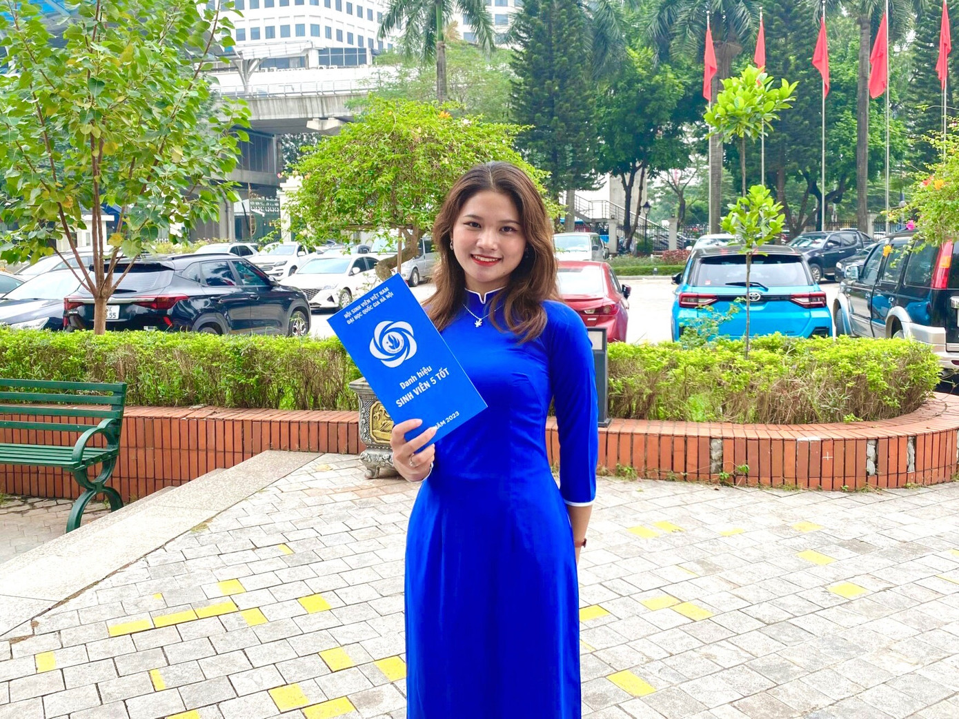 Huế nhận danh hiệu Sinh viên 5 tốt cấp Đại học Quốc gia Hà Nội năm học 2022 - 2023.