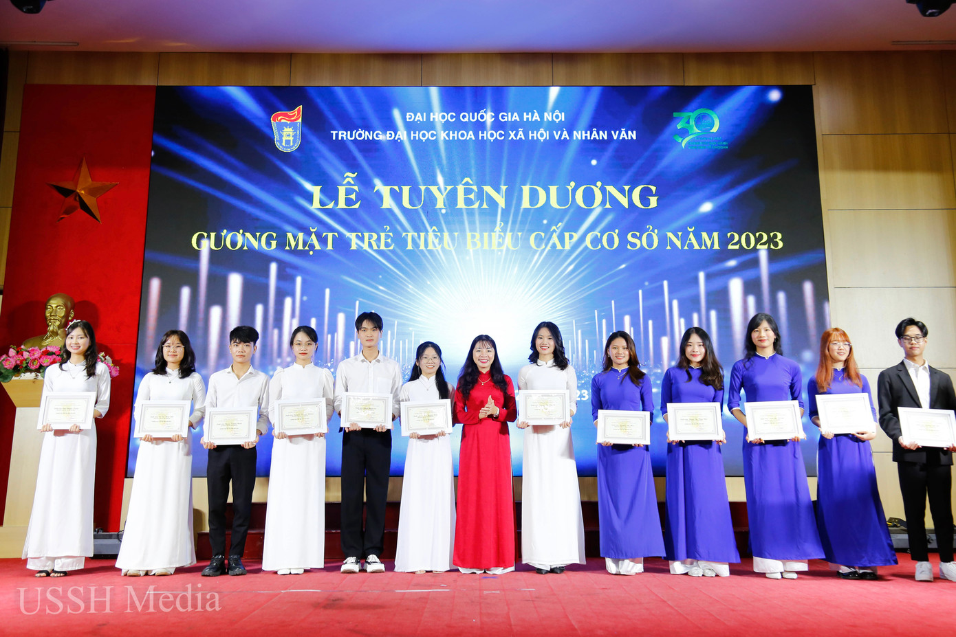 Huế cùng các bạn sinh viên nhận danh hiệu “Gương mặt trẻ tiêu biểu” cấp cơ sở.
