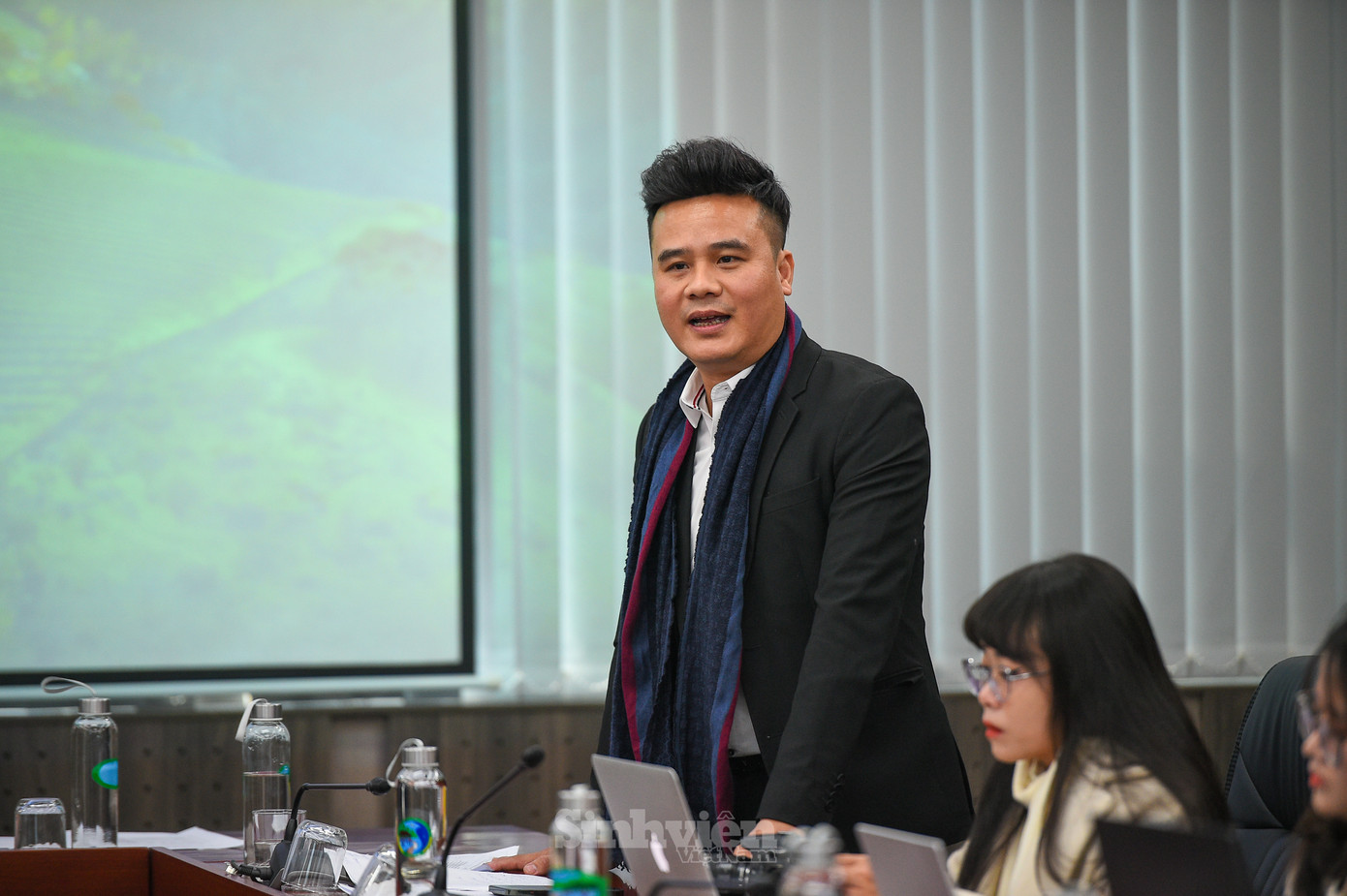 Đạo diễn Mai Thanh Tùng – Tổng Đạo diễn của chương trình chia sẻ: “Lễ Tuyên dương sẽ có màn đồng diễn của 143 gương mặt học sinh, sinh viên, thanh niên tiêu biểu trên nền nhạc dân tộc với những điệu múa đặc trưng của các dân tộc, lan toả sự đại đoàn kết các dân tộc.”