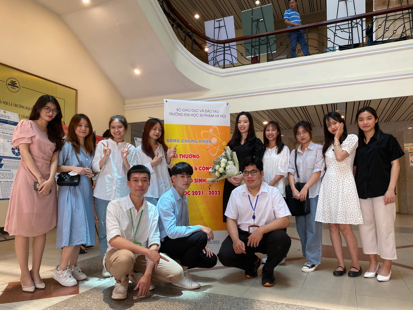 Thạch cùng cô giáo và nhóm nghiên cứu tại Hội nghị sinh viên Nghiên cứu khoa học trường ĐH Sư phạm Hà Nội năm 2022.