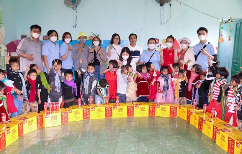 Cùng Câu lạc bộ Vòng tay Nhân ái Nghĩa Hành tổ chức bữa cơm có thịt, trao quà và quần áo cho các trẻ em vùng cao tại xã Trà Tập, huyện Trà Bồng, tỉnh Quảng Ngãi.