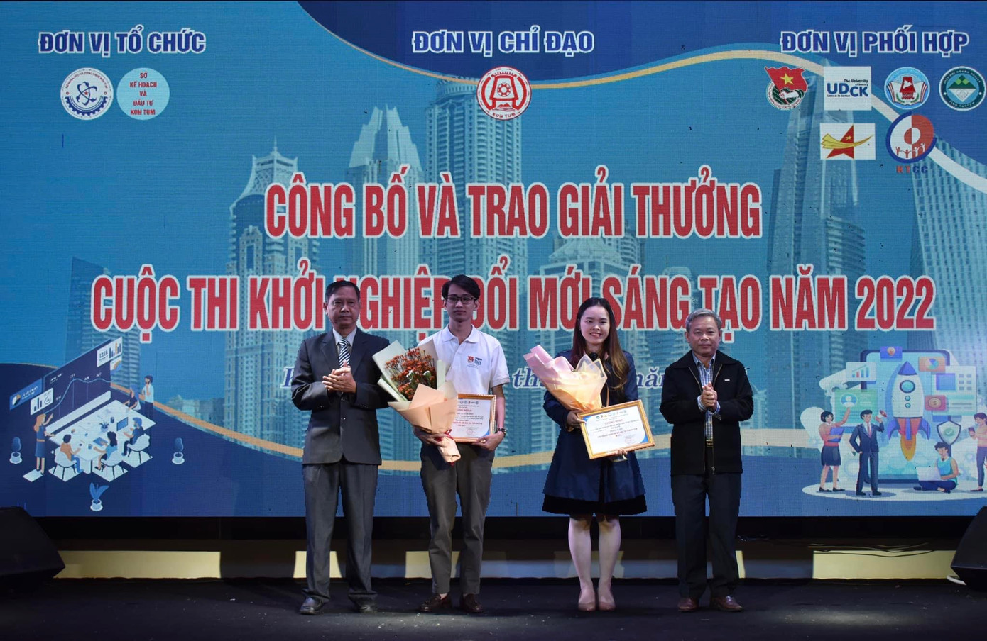 Tuấn (thứ hai từ trái sang) đã đạt giải Nhì Khởi nghiệp đổi mới sáng tạo tỉnh Kon Tum (không có giải nhất) với phần thưởng lên tới hơn 30 triệu VNĐ.