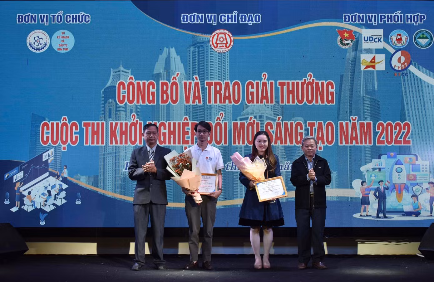 Tuấn (thứ hai từ trái sang) đã đạt giải Nhì Khởi nghiệp đổi mới sáng tạo tỉnh Kon Tum (không có giải nhất) với phần thưởng lên tới hơn 30 triệu VNĐ. Tuấn (thứ hai từ trái sang) đã đạt giải Nhì Khởi nghiệp đổi mới sáng tạo tỉnh Kon Tum (không có giải nhất) với phần thưởng lên tới hơn 30 triệu VNĐ.