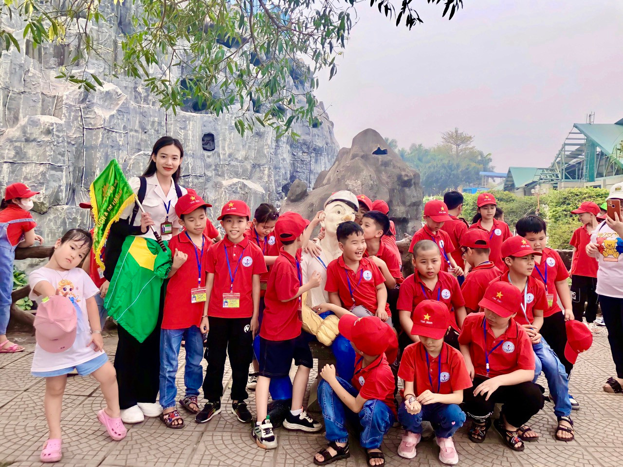 Mỗi lần đi dẫn, Huyền đều nhận được rất nhiều tình cảm của các em học sinh.