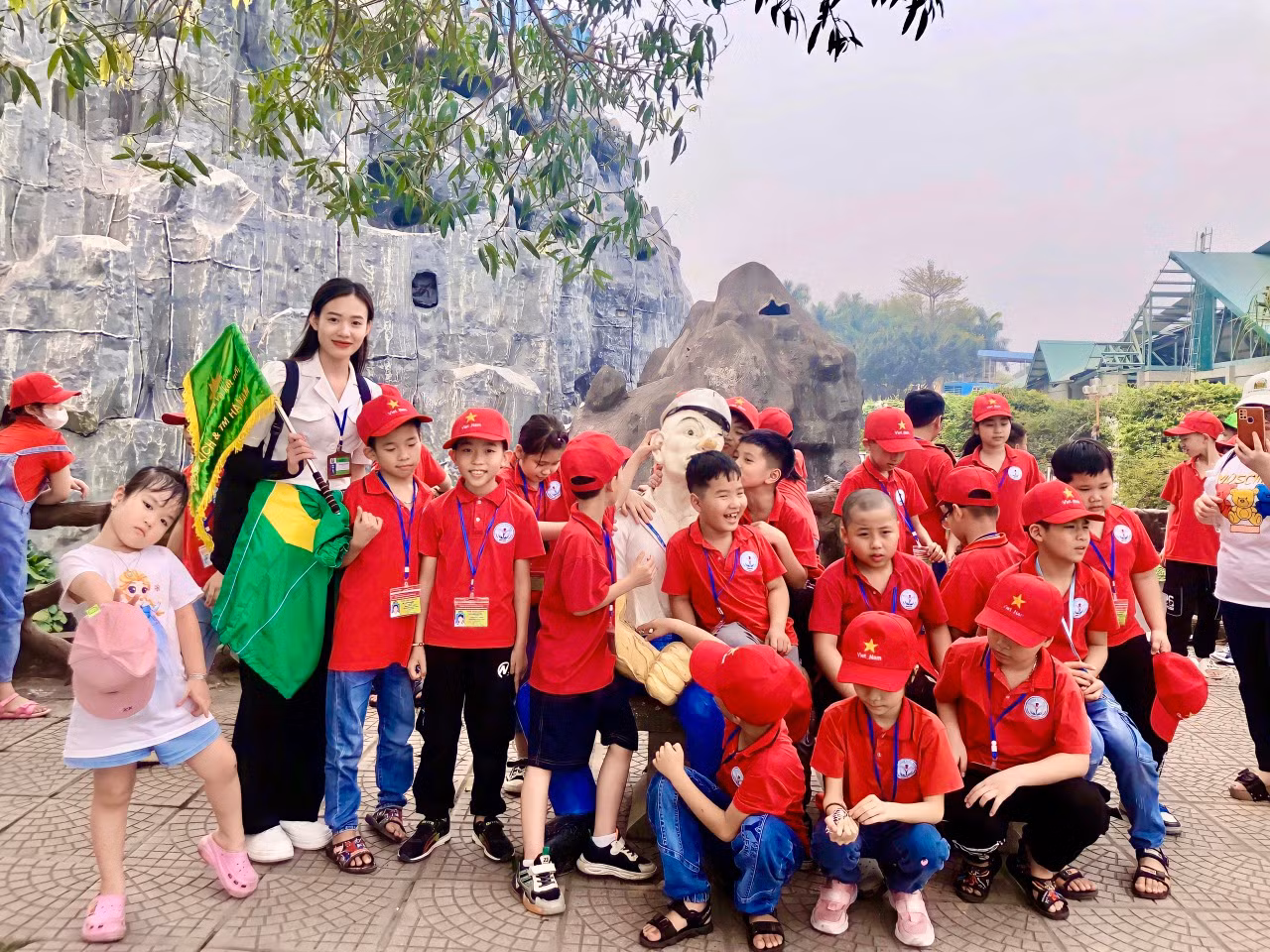 Mỗi lần đi dẫn, Huyền đều nhận được rất nhiều tình cảm của các em học sinh. Mỗi lần đi dẫn, Huyền đều nhận được rất nhiều tình cảm của các em học sinh.