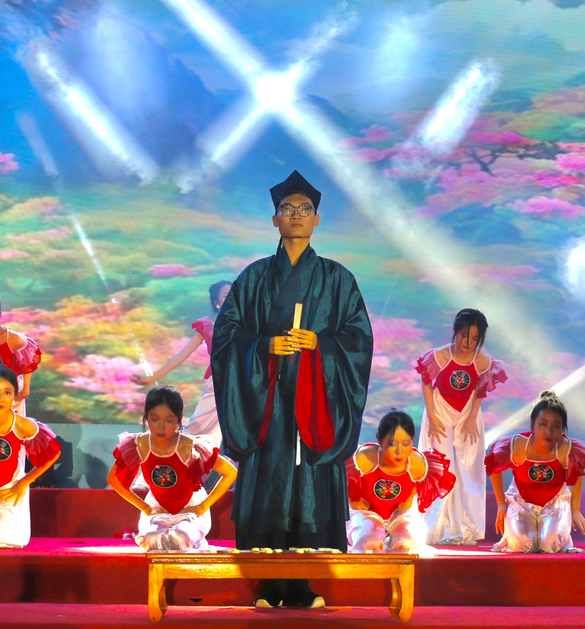 Nam tham gia biểu diễn văn nghệ tại Chung kết Gala Cất cánh. Nam tham gia biểu diễn văn nghệ tại Chung kết Gala Cất cánh.