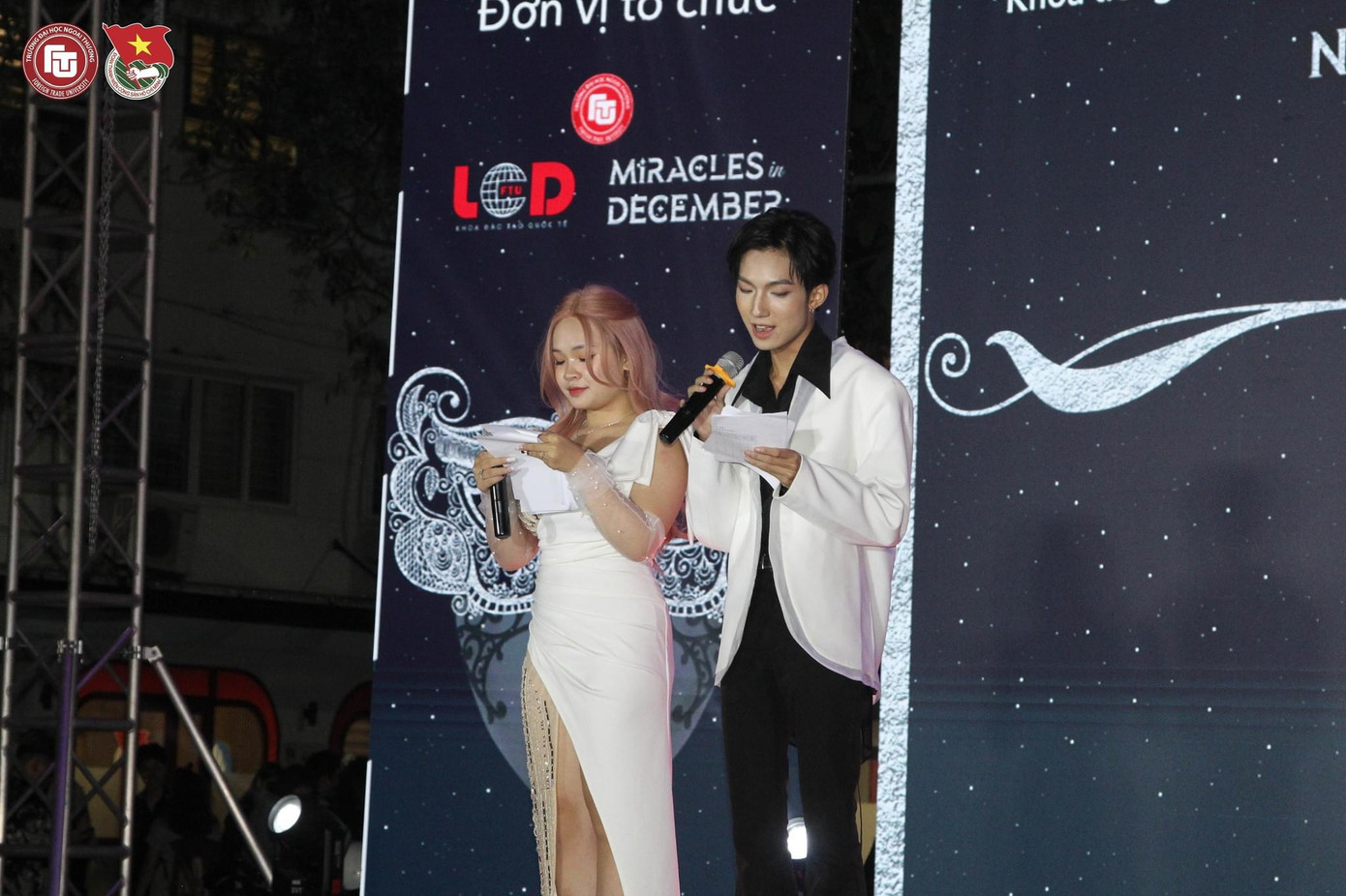 Gia Linh trong vai trò MC của sự kiện Miracles In December năm nay.