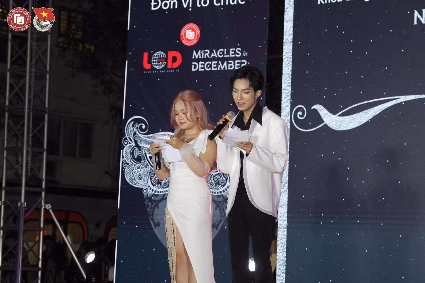 Gia Linh trong vai trò MC của sự kiện Miracles In December năm nay.