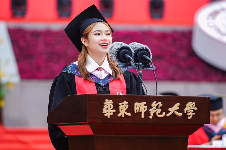 Thủy Ngân phát biểu tại lễ tốt nghiệp đại học.