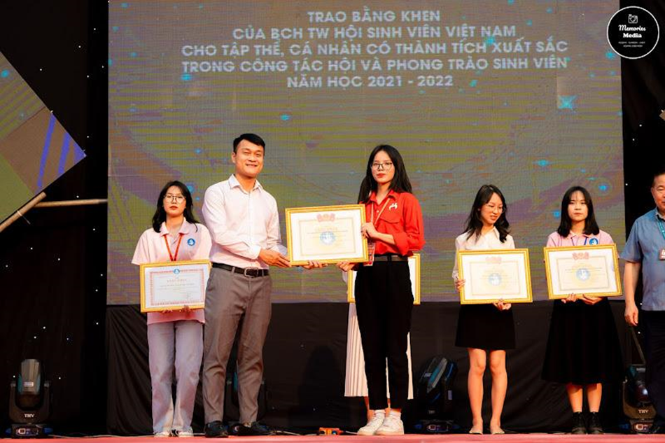 Tâm Phương đạt giấy khen “Đã có thành tích xuất sắc trong công tác Hội và phong trào sinh viên năm học 2021 - 2022”. Tâm Phương đạt giấy khen “Đã có thành tích xuất sắc trong công tác Hội và phong trào sinh viên năm học 2021 - 2022”.