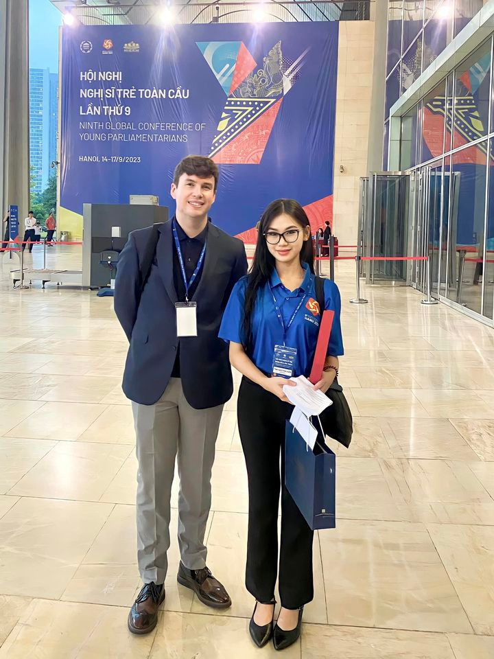 Ảnh chụp với ông Dan Carden (Chủ tịch Diễn đàn Nghị sĩ trẻ IPU, Nghị sĩ Hạ viện Vương quốc Anh) Ảnh chụp với ông Dan Carden (Chủ tịch Diễn đàn Nghị sĩ trẻ IPU, Nghị sĩ Hạ viện Vương quốc Anh)