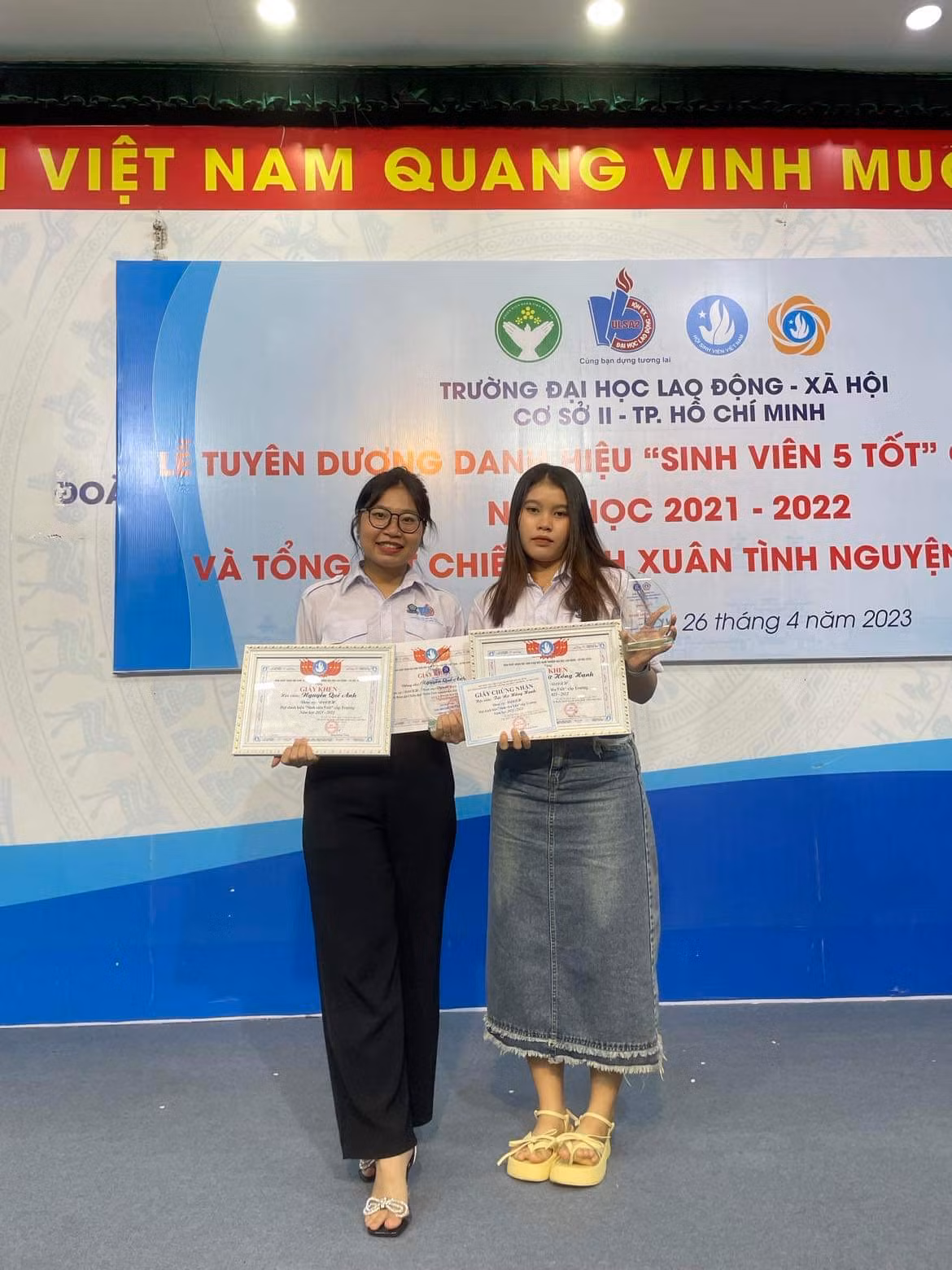Hồng Hạnh (bên phải) đạt Danh hiệu sinh viên 5 tốt.
