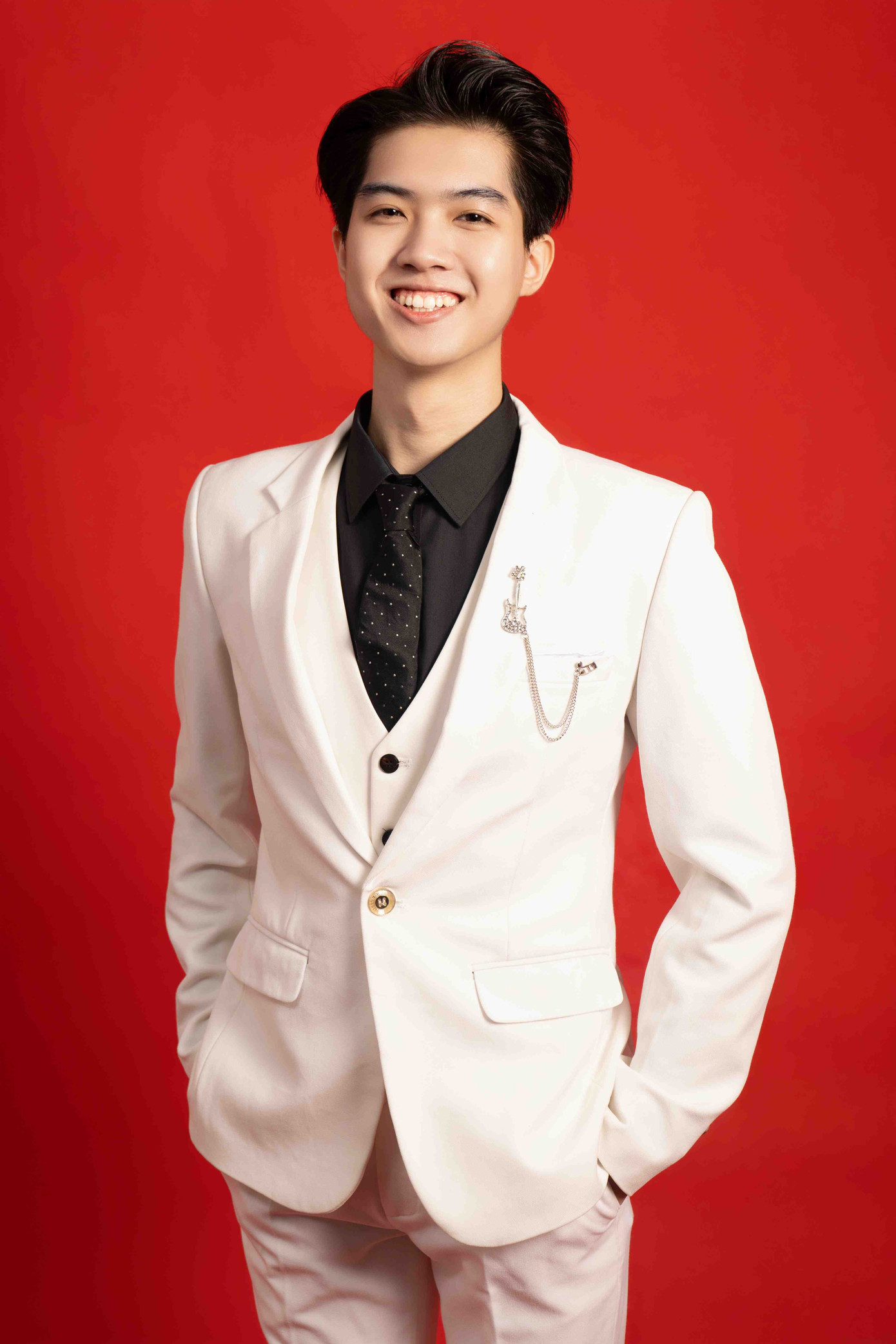 Hoàng Xuân Bách là sinh viên năm cuối chuyên ngành Truyền thông quốc tế - Học viện Ngoại giao. Hoàng Xuân Bách là sinh viên năm cuối chuyên ngành Truyền thông quốc tế - Học viện Ngoại giao.