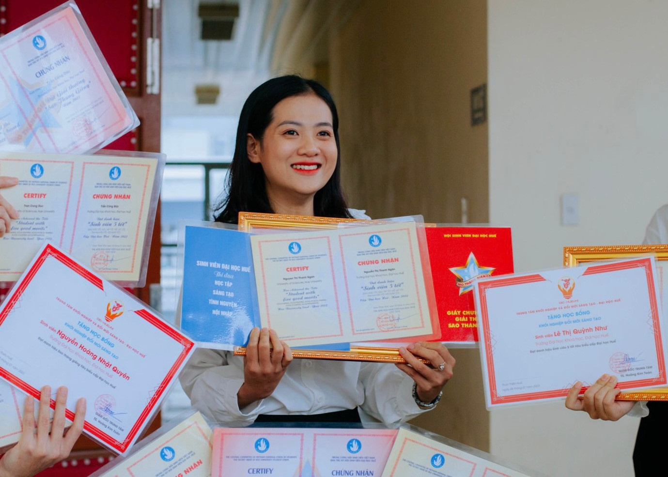 Tham dự Lễ trao giải thưởng “Sao tháng giêng” và danh hiệu “Sinh viên 5 tốt” cấp Đại học Huế. Tham dự Lễ trao giải thưởng “Sao tháng giêng” và danh hiệu “Sinh viên 5 tốt” cấp Đại học Huế.